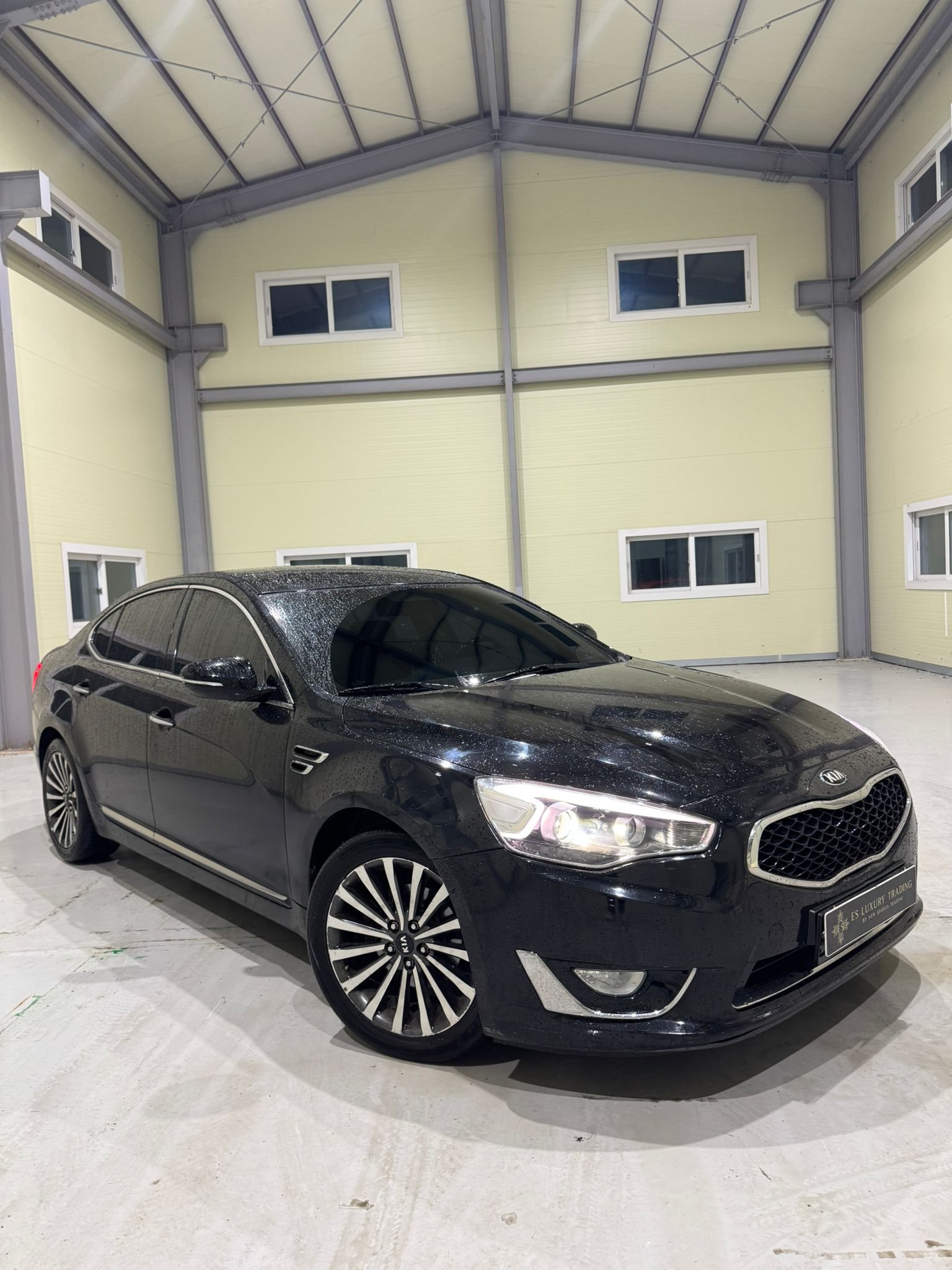 Kia K7 2.4L Gasoline 2013 β Smart & Elegant Sedan