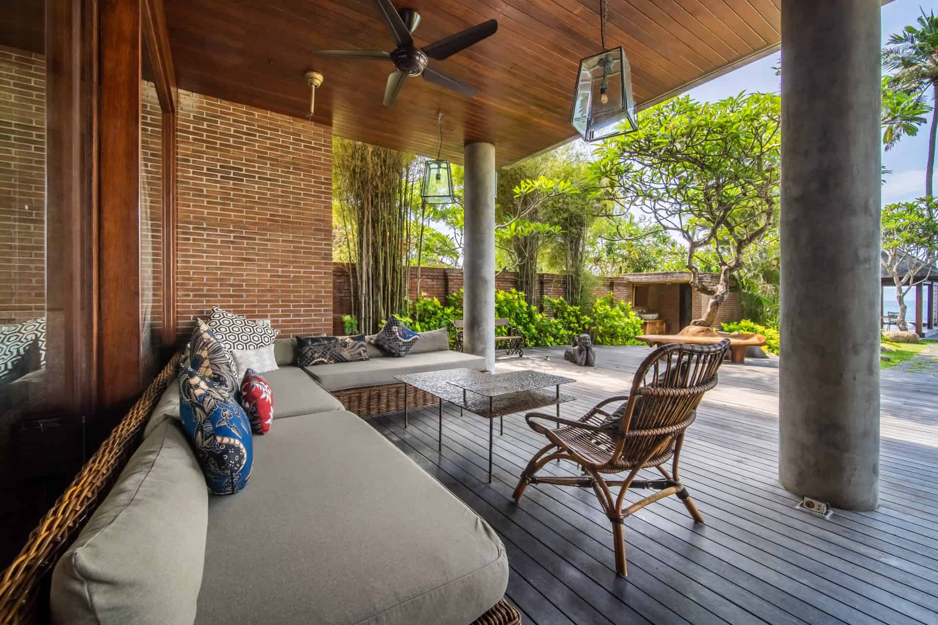 EXCLUSIVE BEACHFRONT 6 BEDROOM VILLA FOR SALE LEASEHOLD IN CANDIDASA