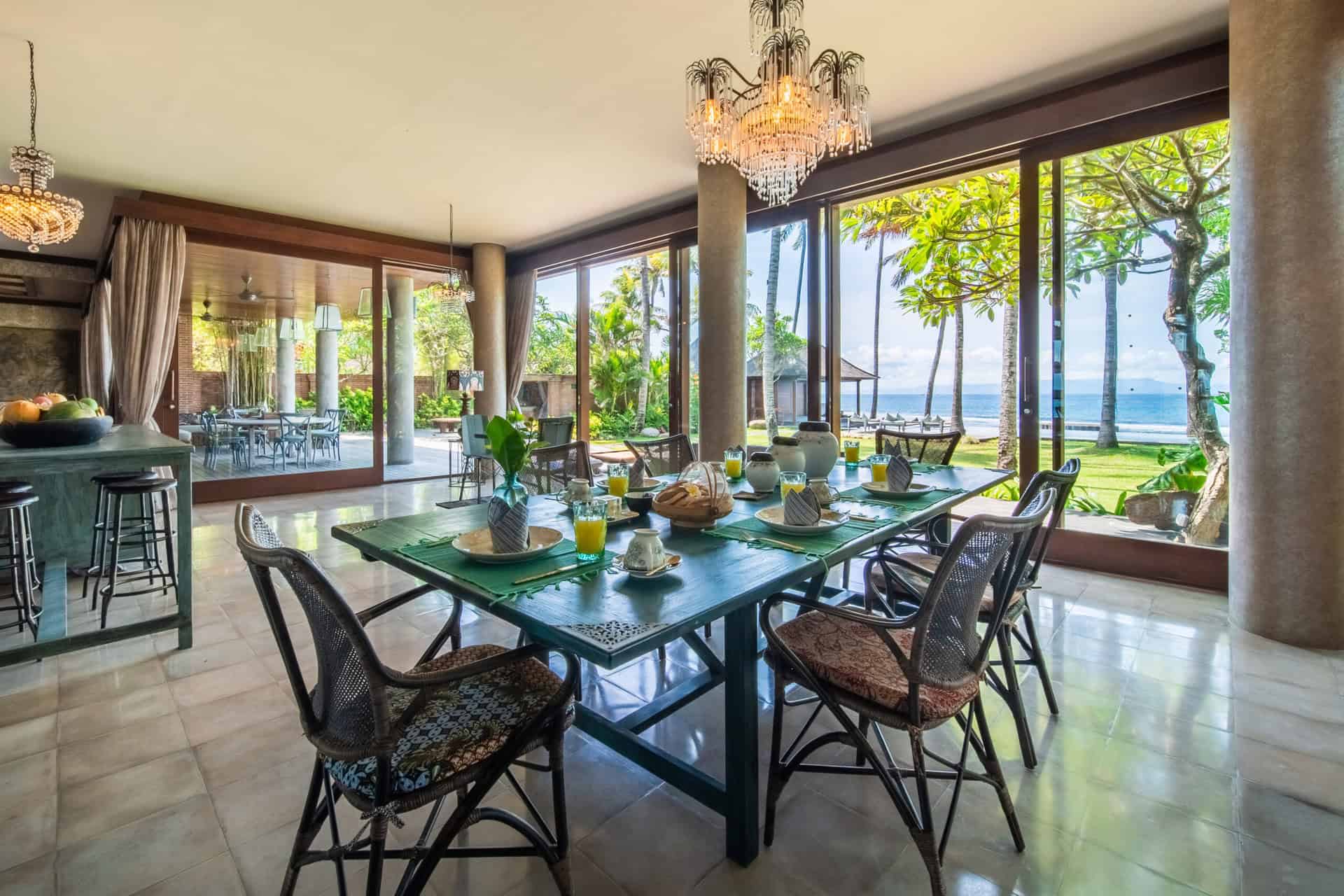 EXCLUSIVE BEACHFRONT 6 BEDROOM VILLA FOR SALE LEASEHOLD IN CANDIDASA