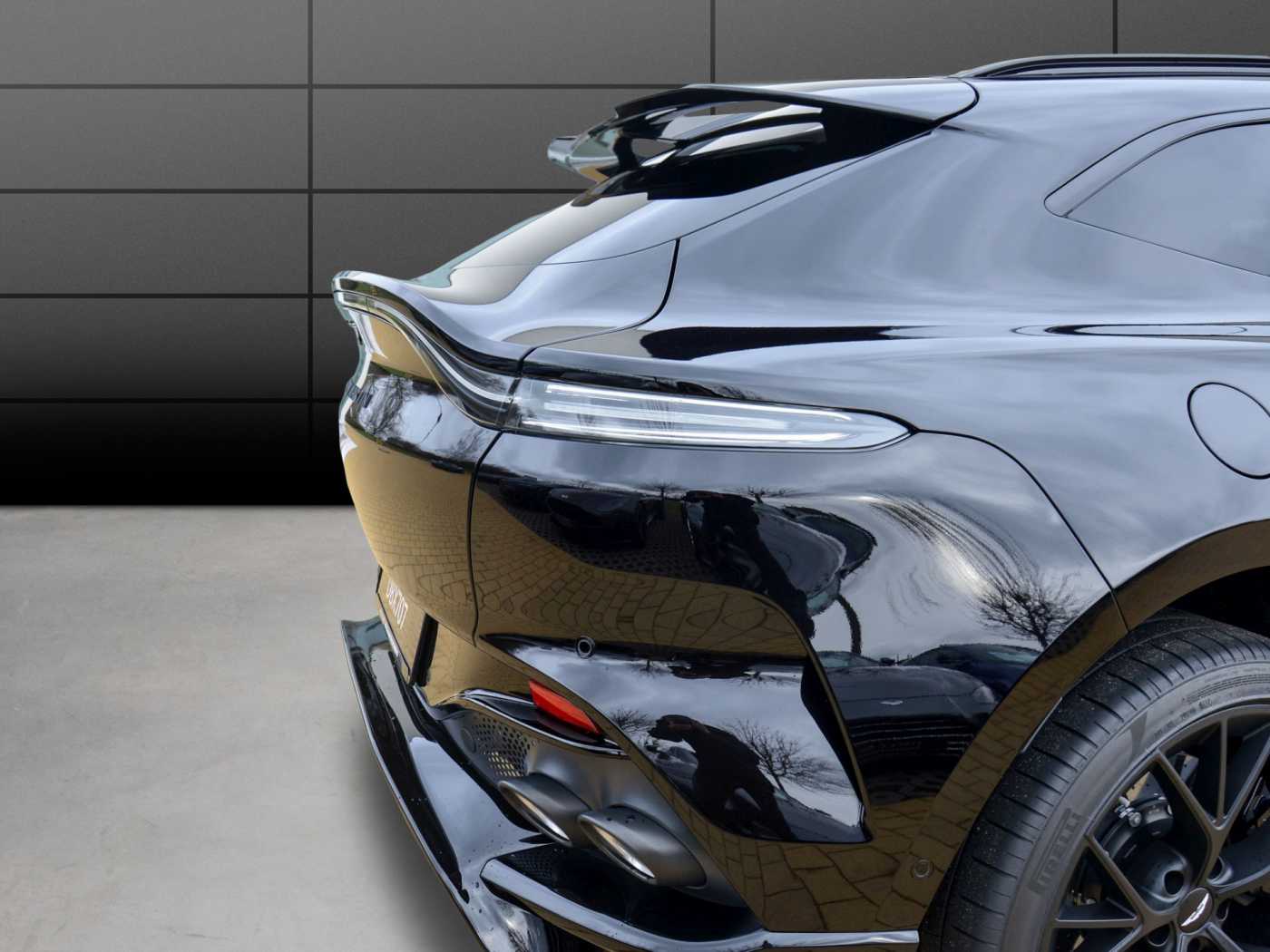 Aston Martin DBX 707