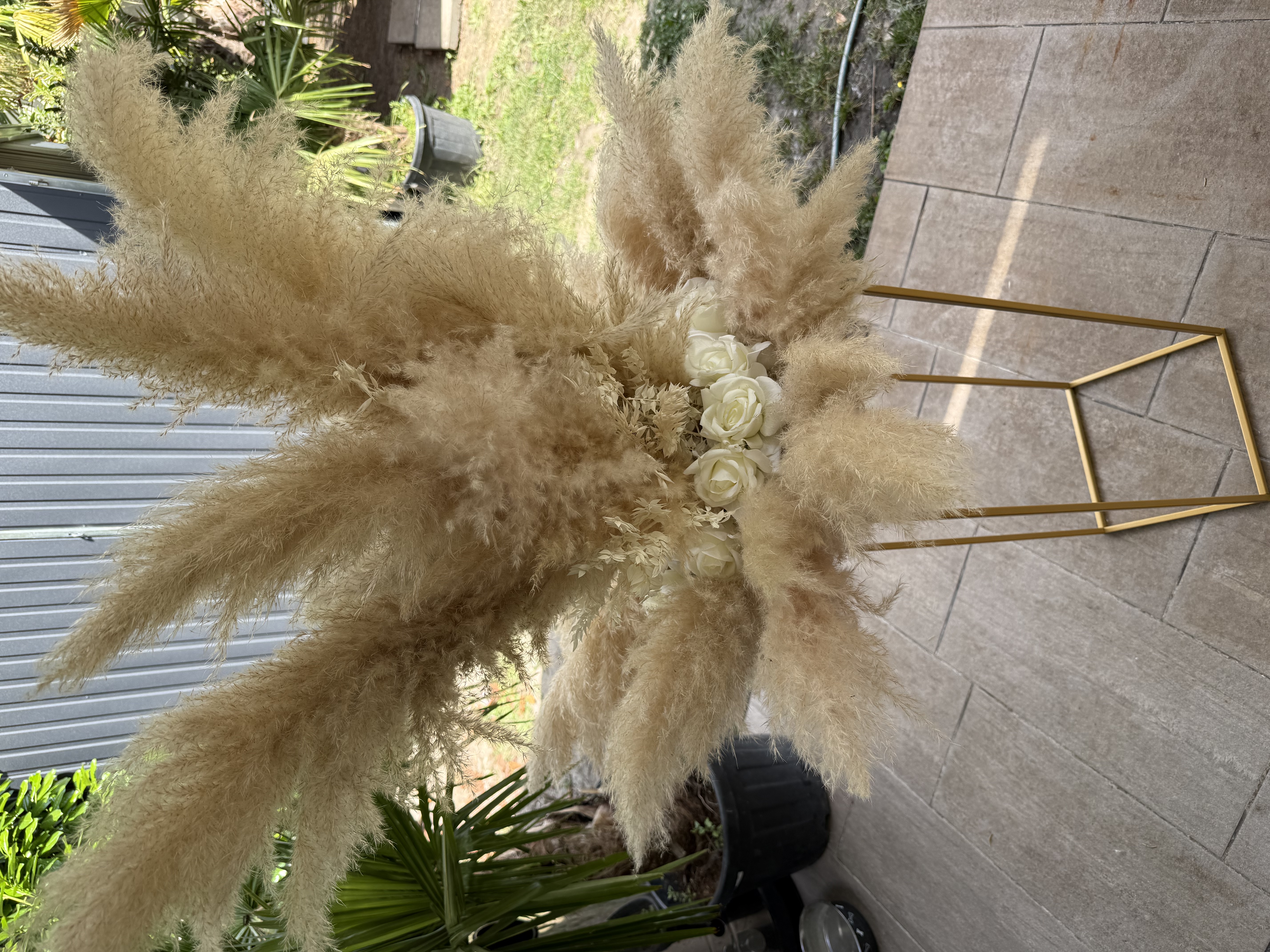 Modern, arany színű állvány