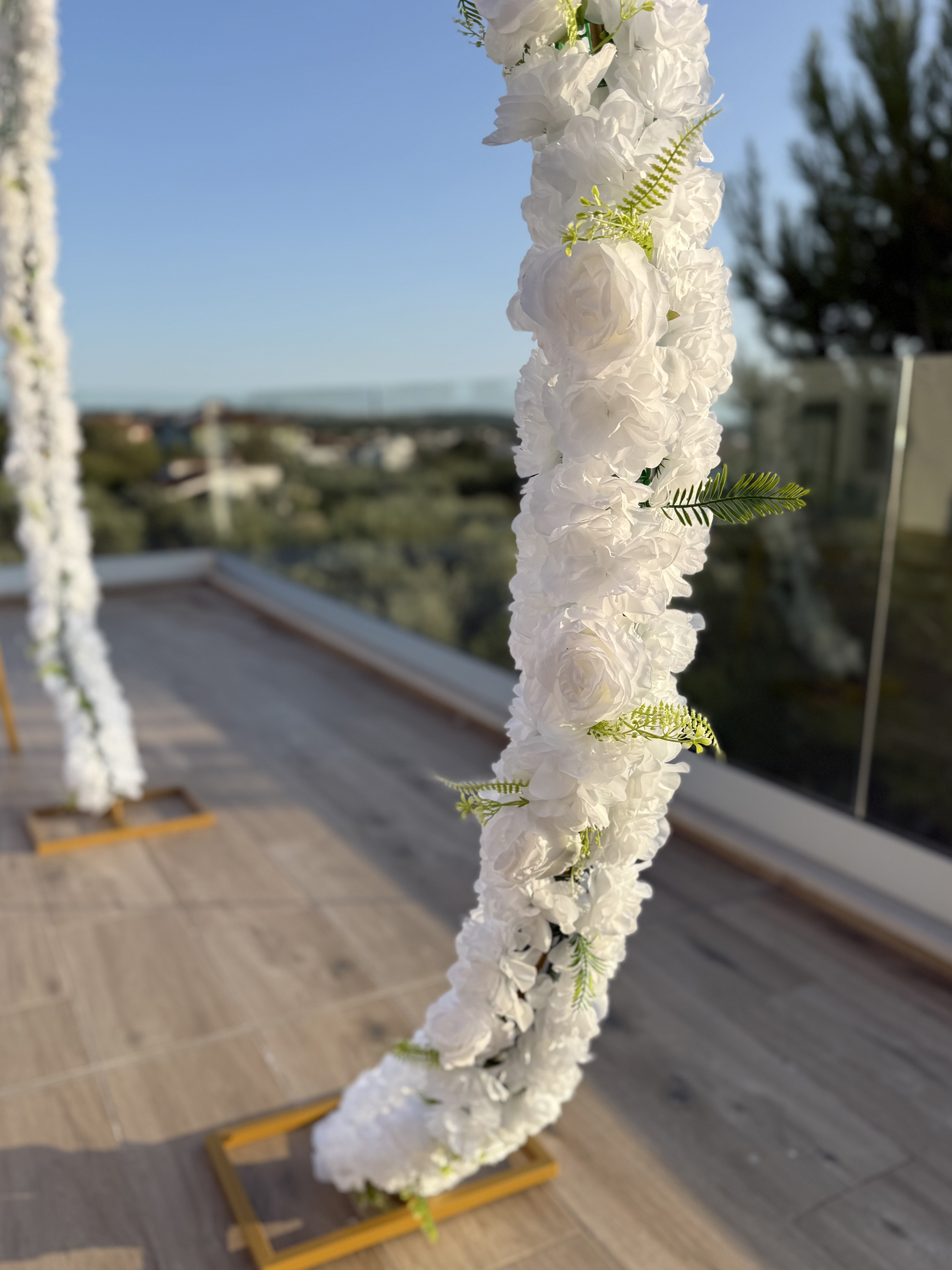 Kör boldogságkapu virágdíszítéssel