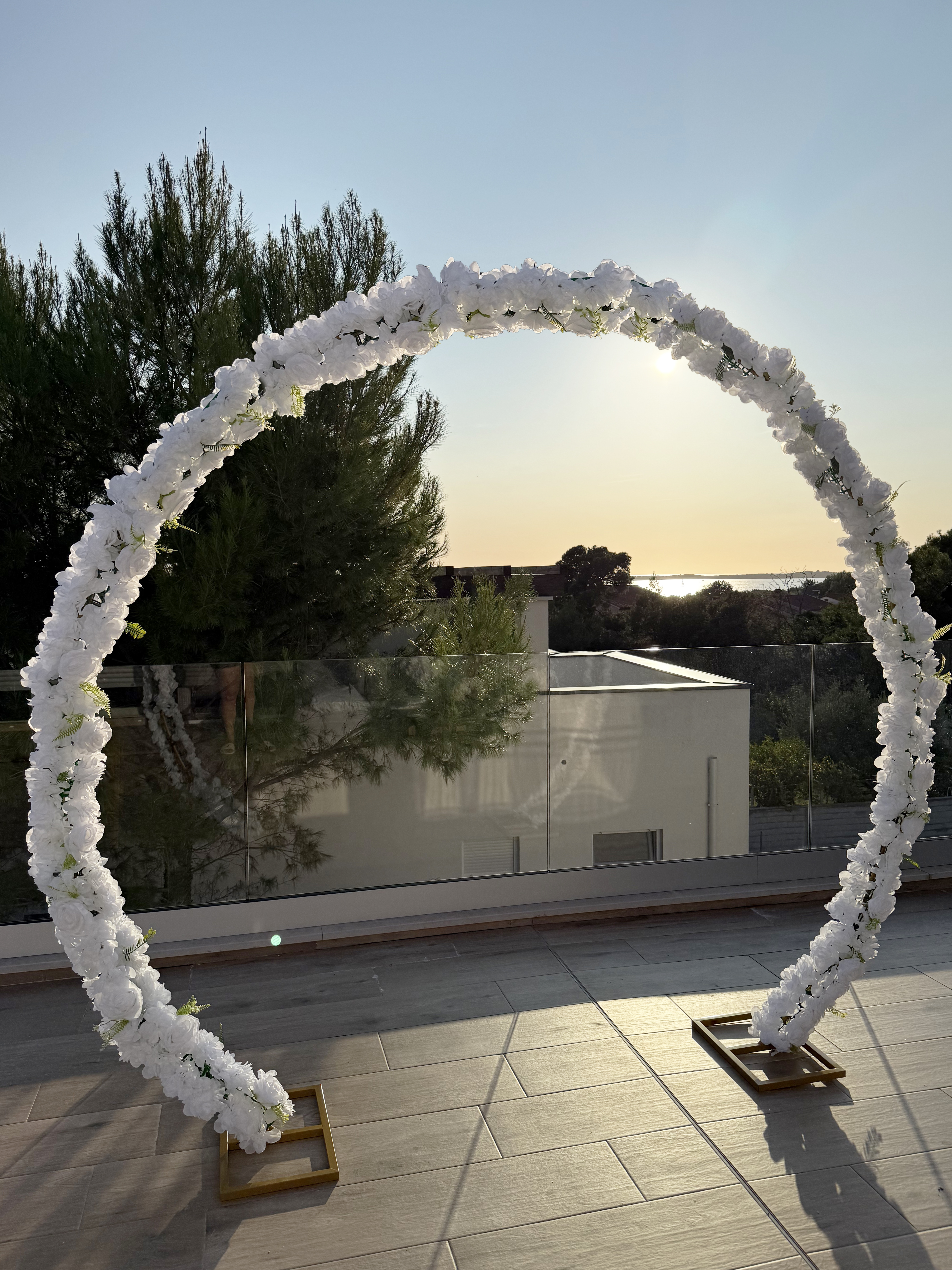 Kör boldogságkapu virágdíszítéssel