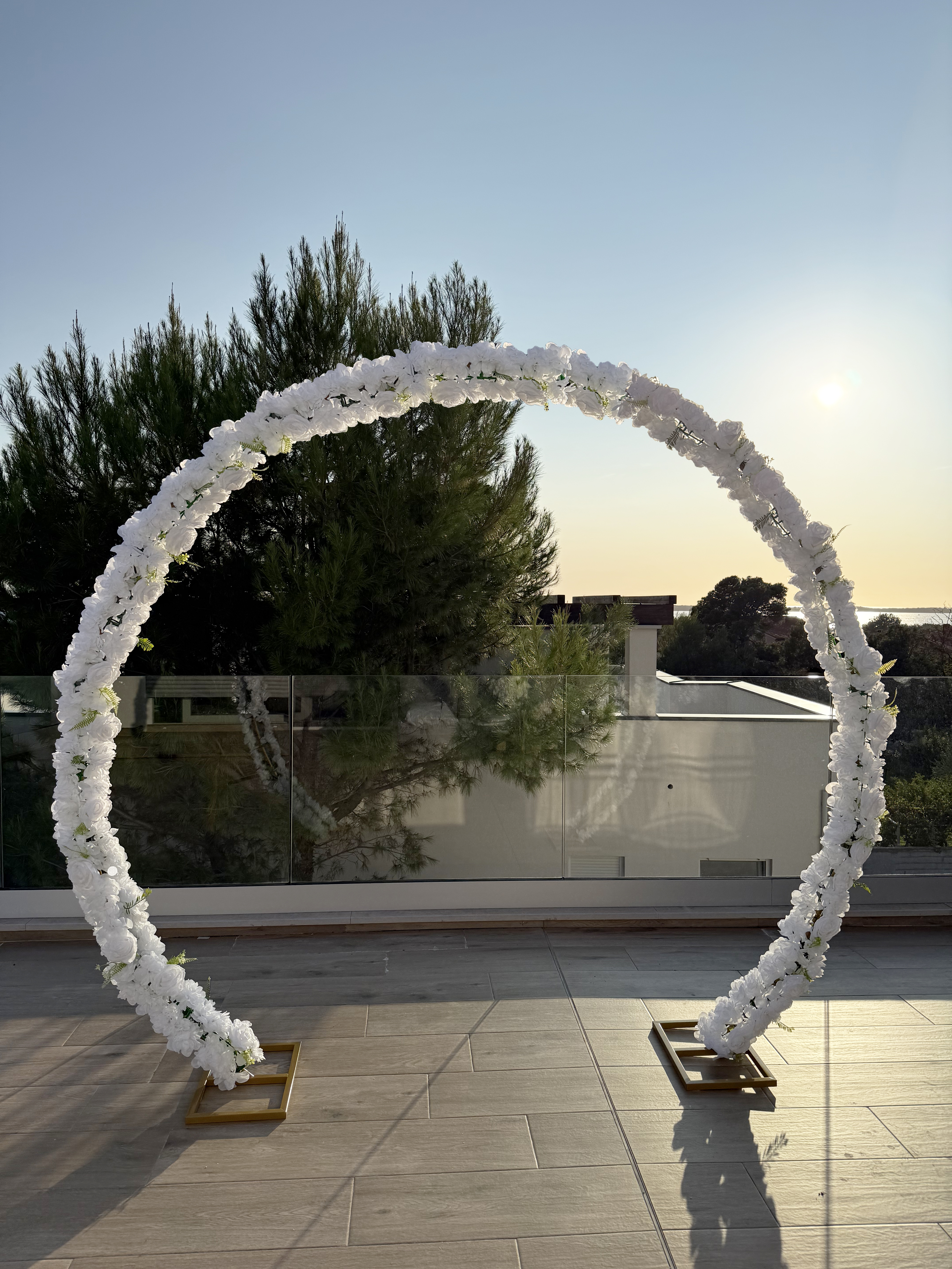 Kör boldogságkapu virágdíszítéssel