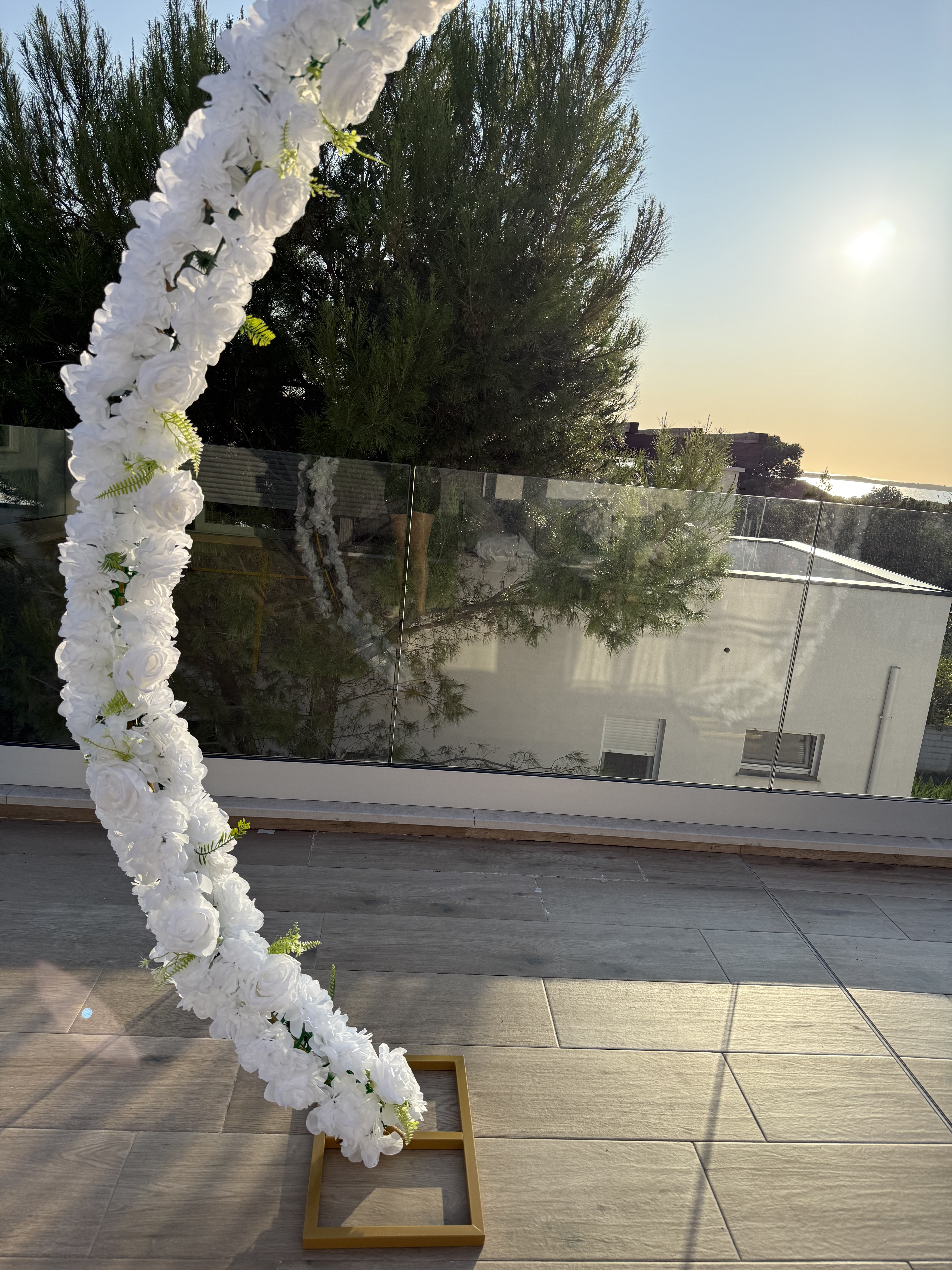 Kör boldogságkapu virágdíszítéssel