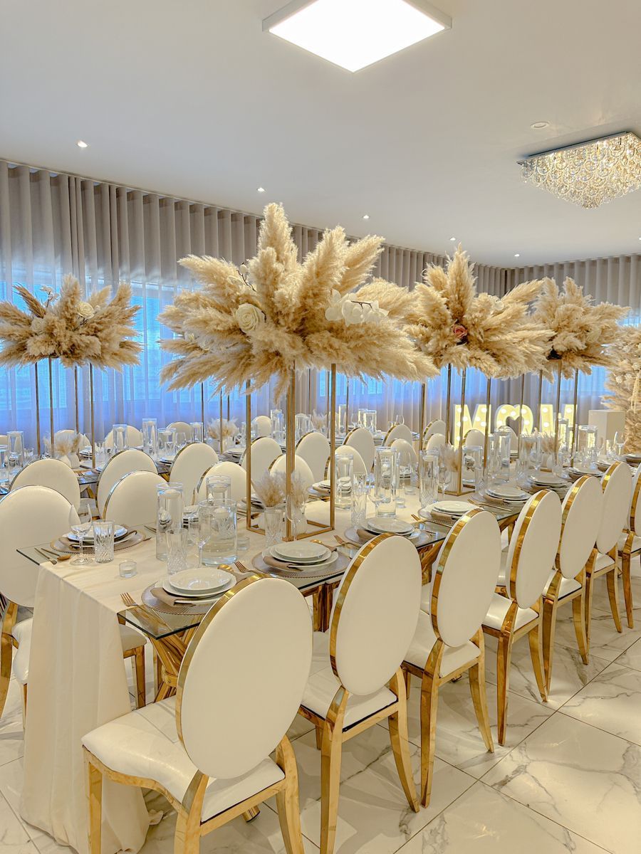 Modern, arany színű állvány