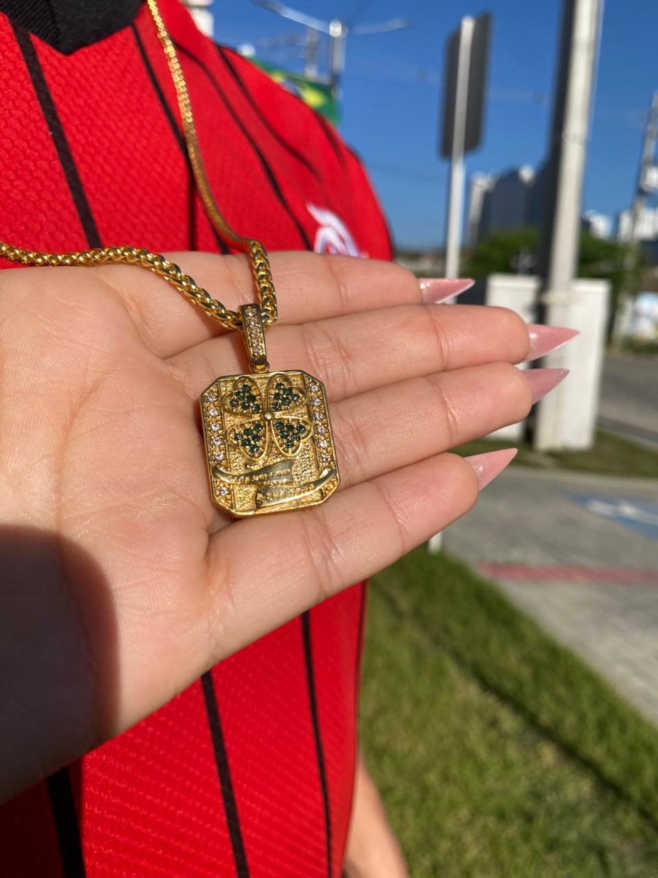 Pingente  especial Trevo da sorte cravejado ouro 18k