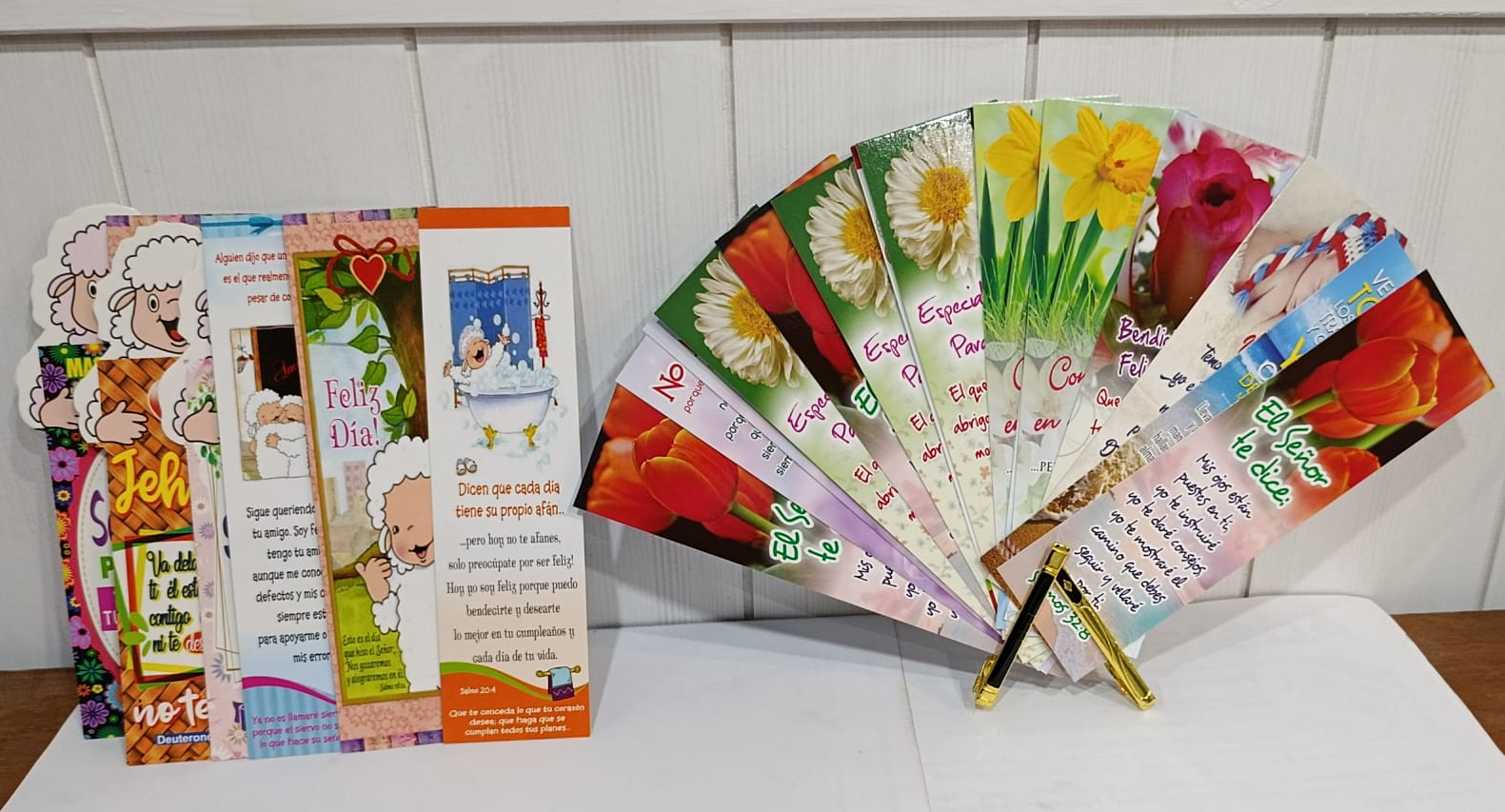 Separadores de libros y abanicos decorativos