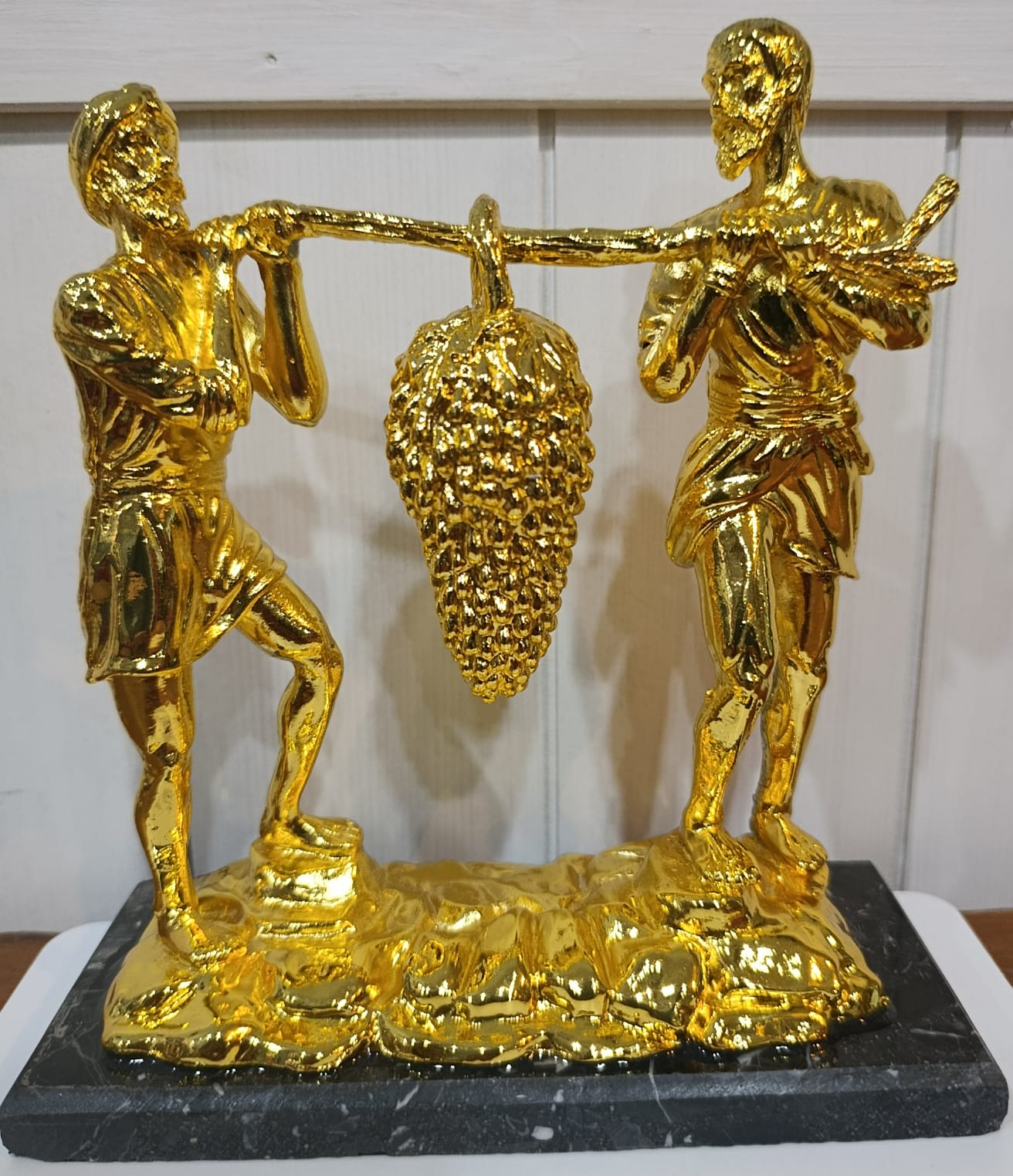 Figura de los espías con racimo de uvas