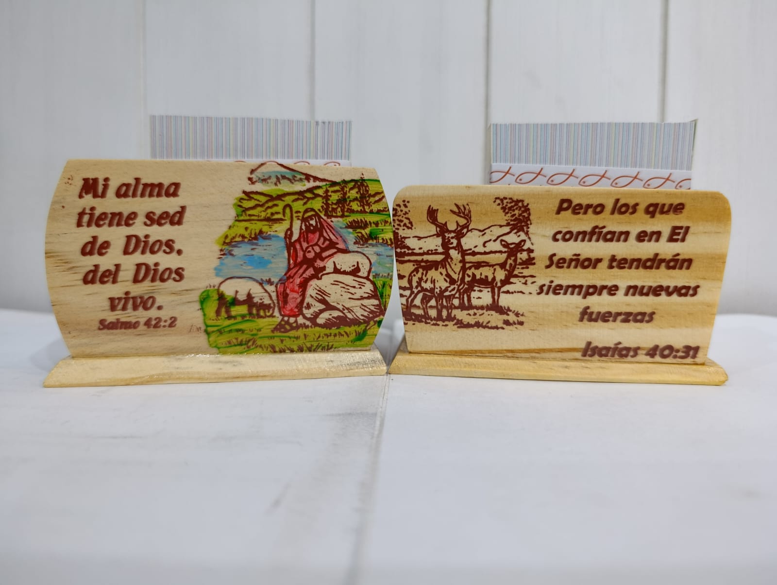 Porta tarjetas de madera con versículos bíblicos