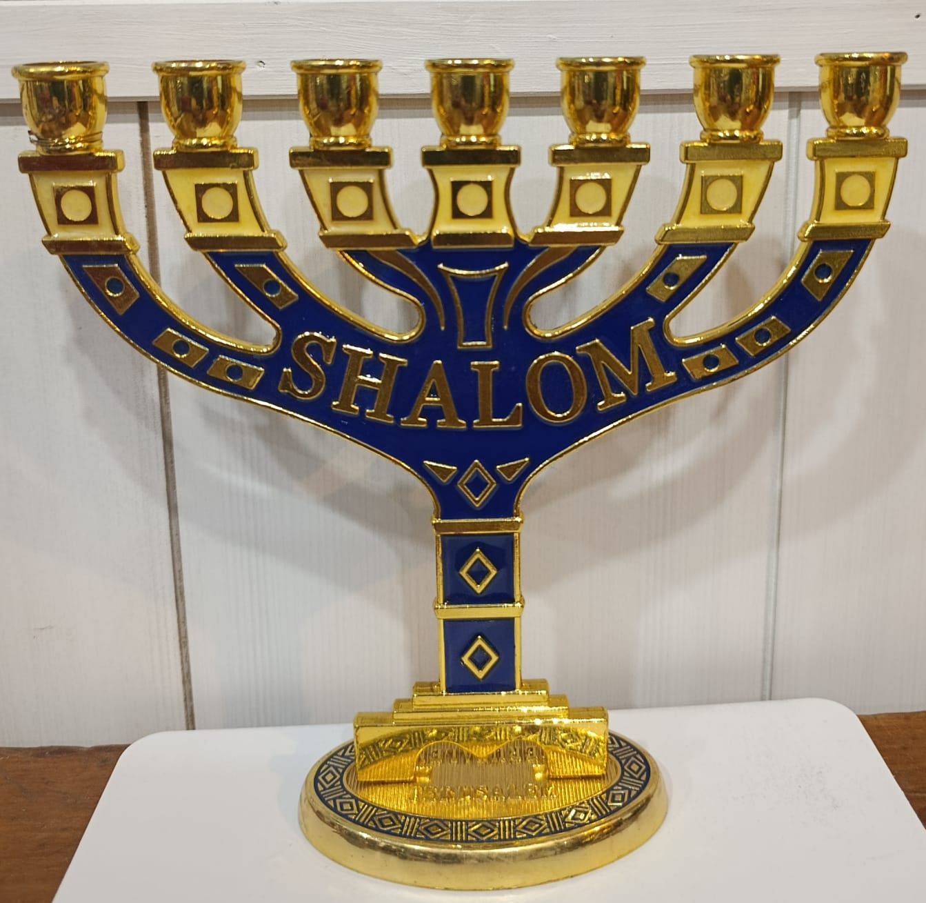Menorá dorada Shalom