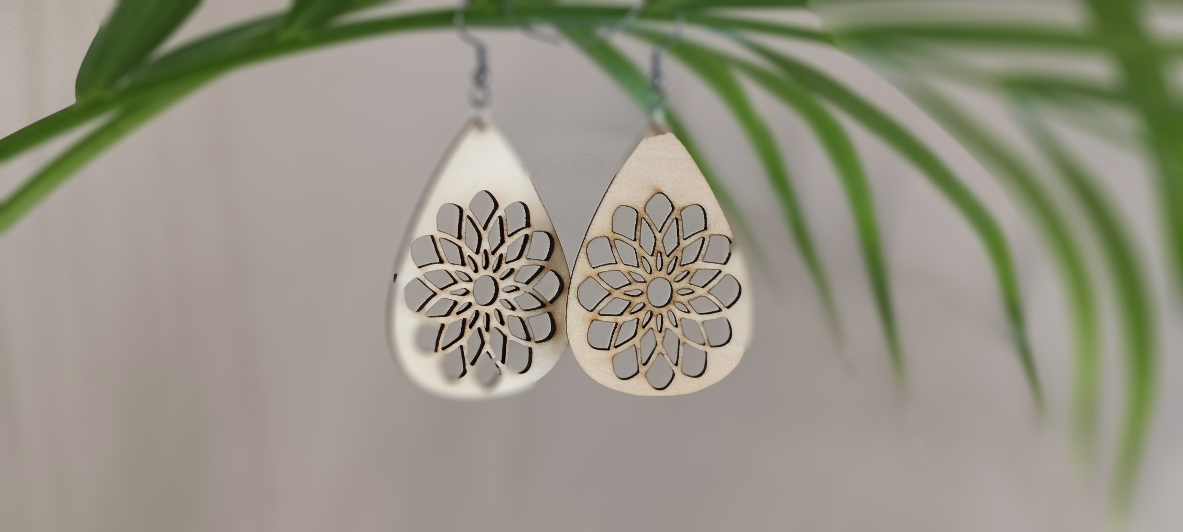 Boucles d'oreilles en bois découpé