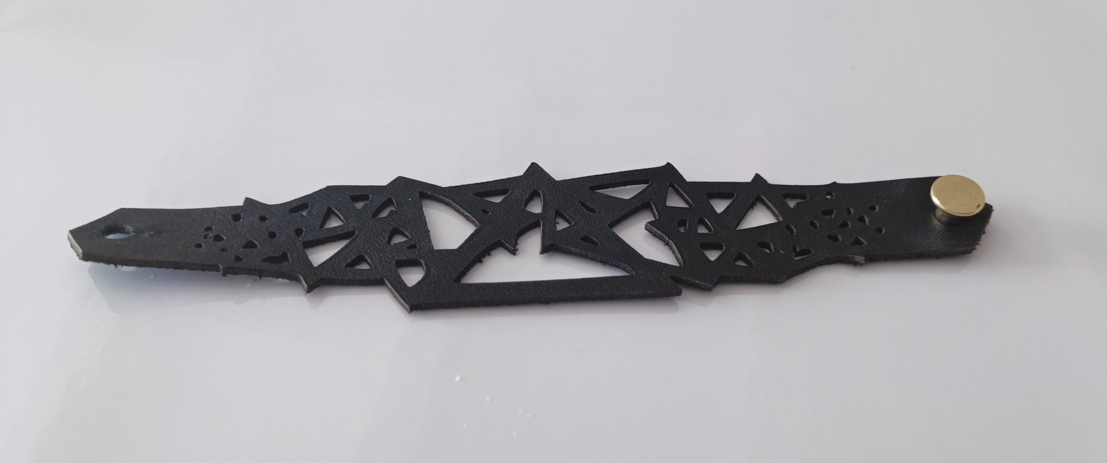 Bracelet en cuir noir découpé au laser