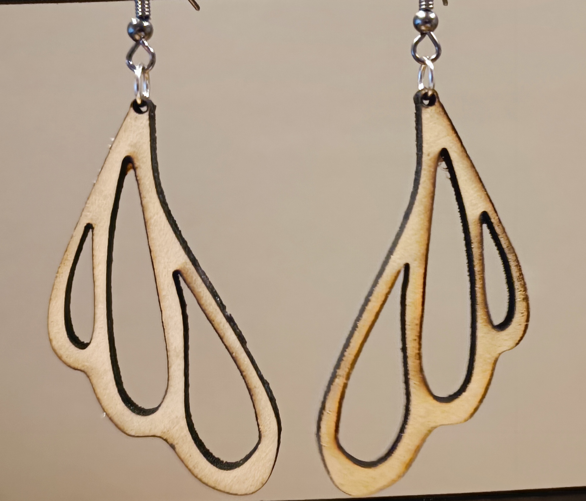 Boucles d'oreilles en bois découpé