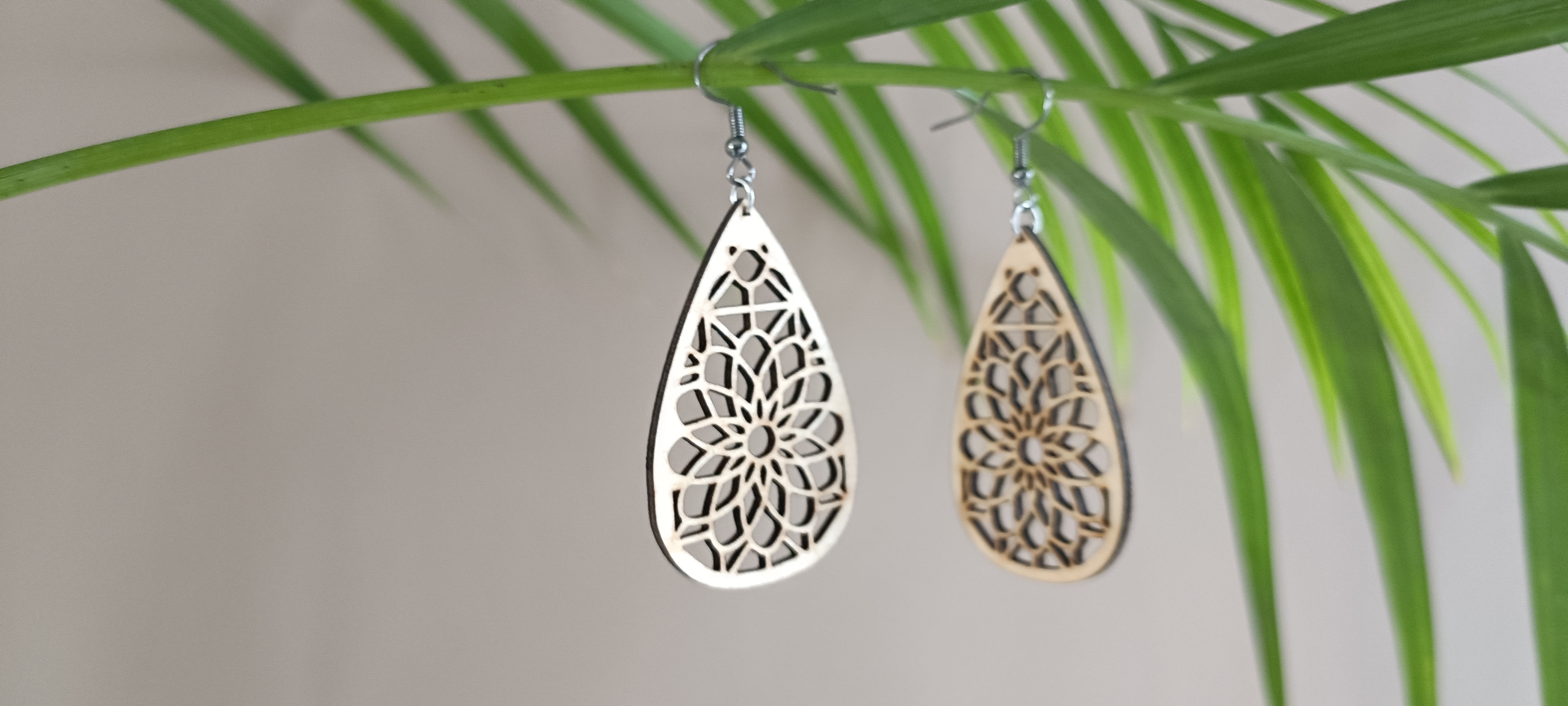 Boucles d'oreilles en bois découpé