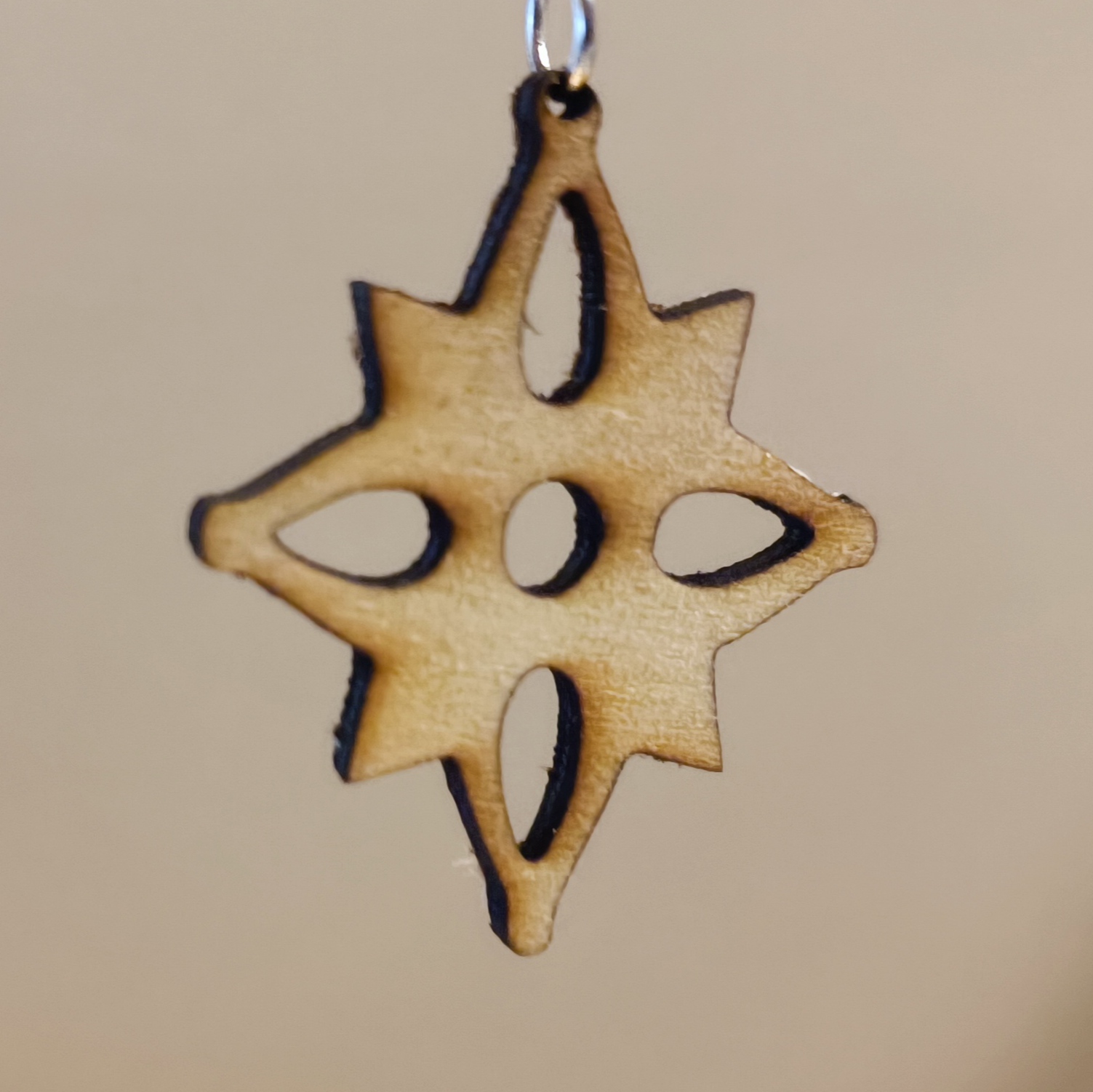 Boucle d'oreille en bois découpé