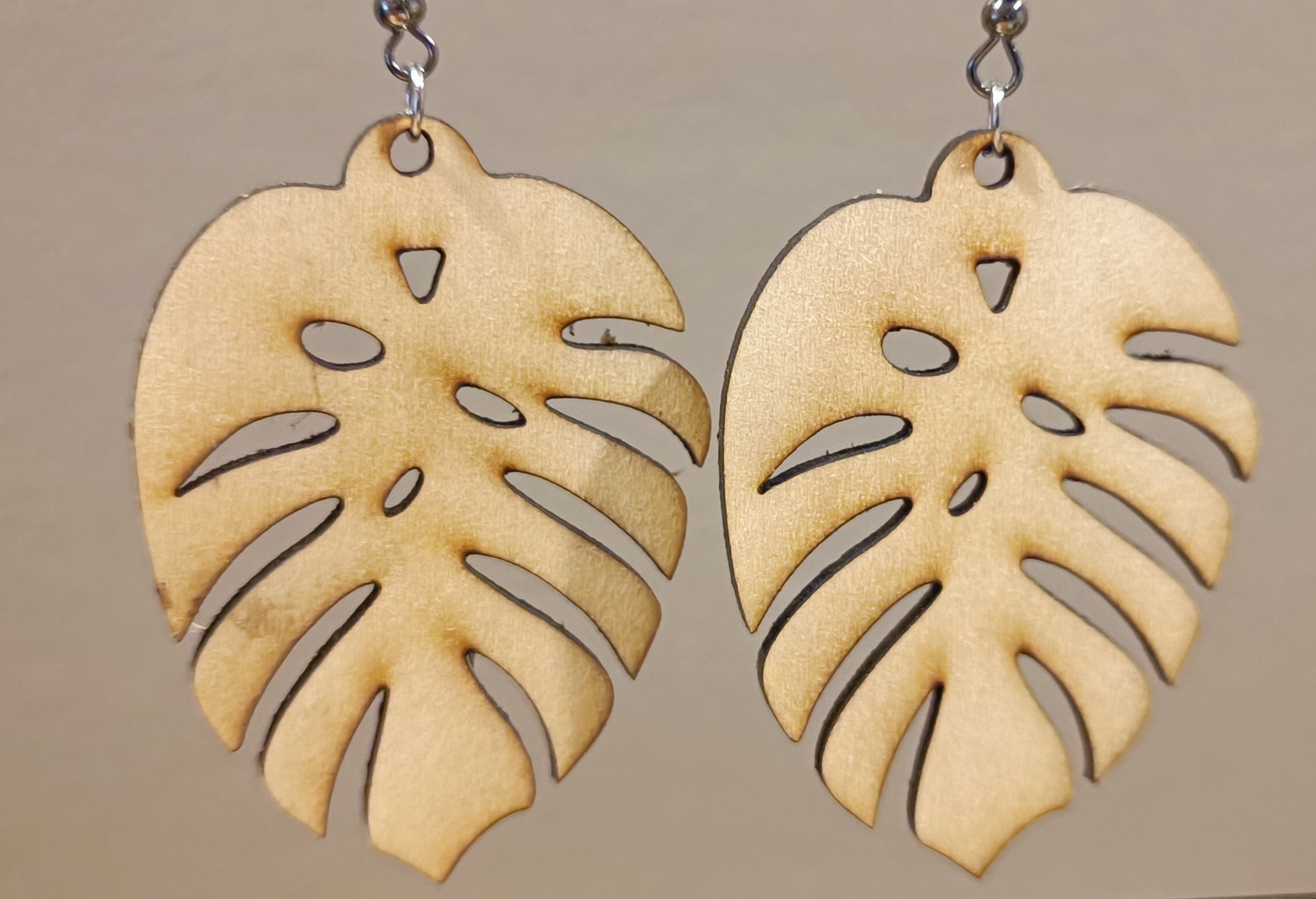Boucles d'oreilles feuille de monstera en bois