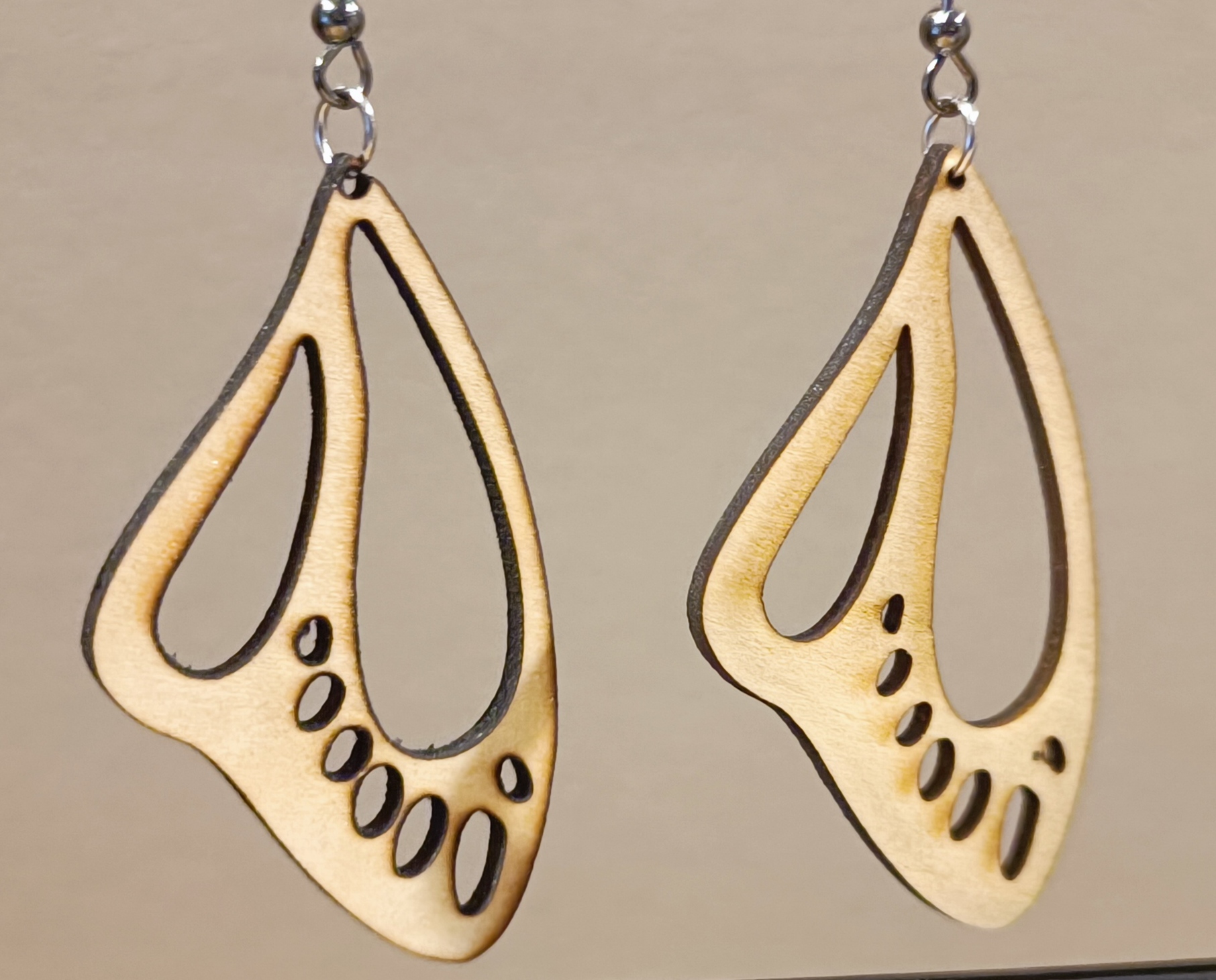Boucles d'oreilles en bois découpé