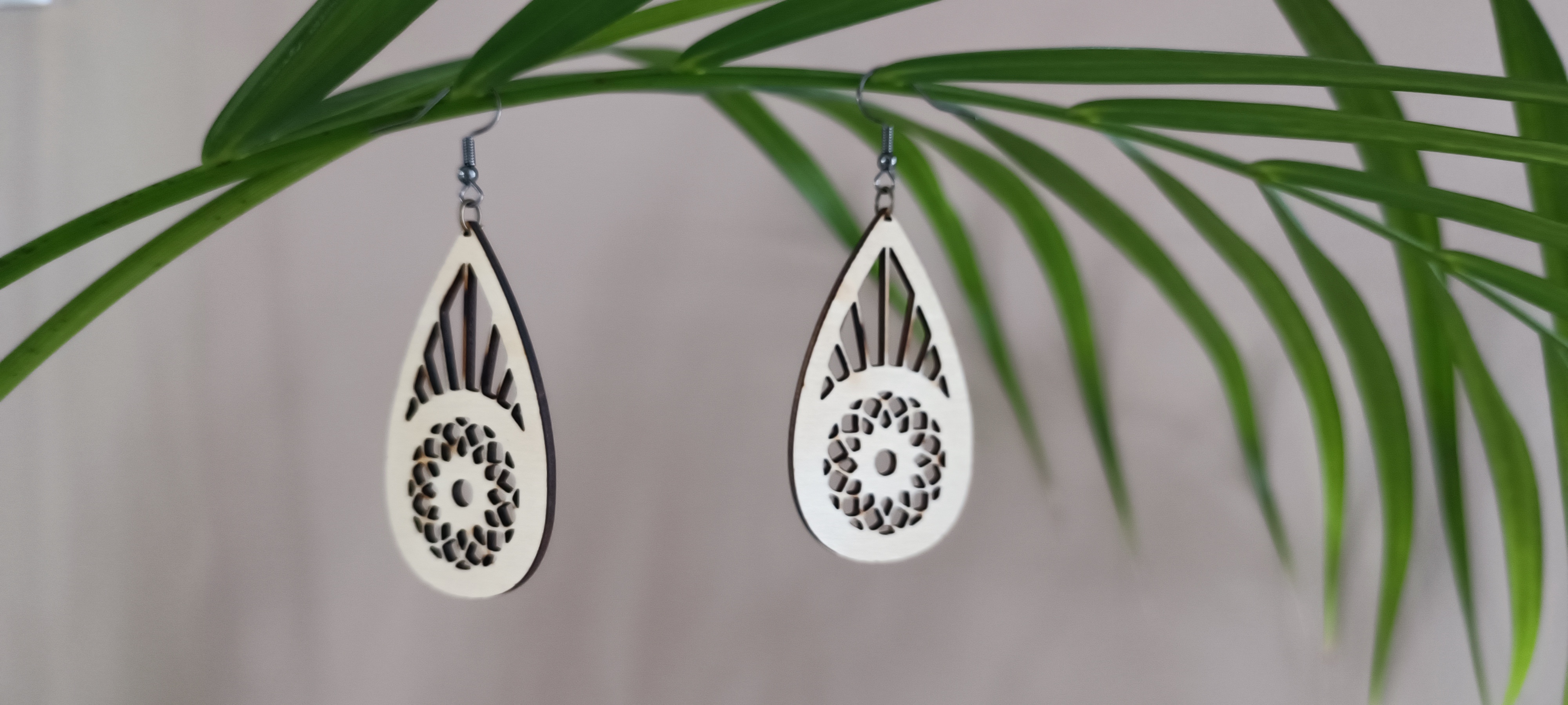 Boucles d’oreilles en bois découpé