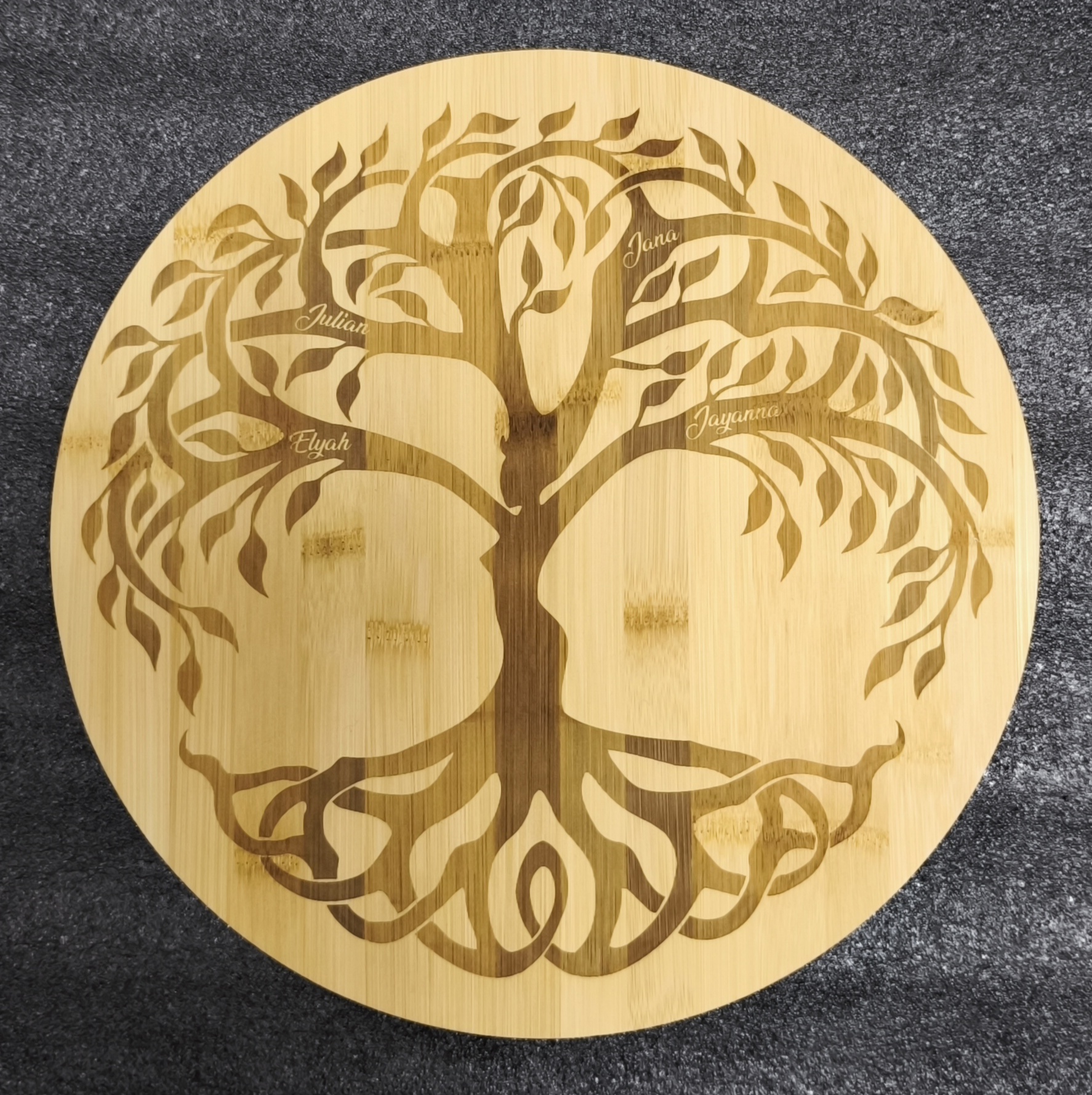 Arbre de vie en bois gravé