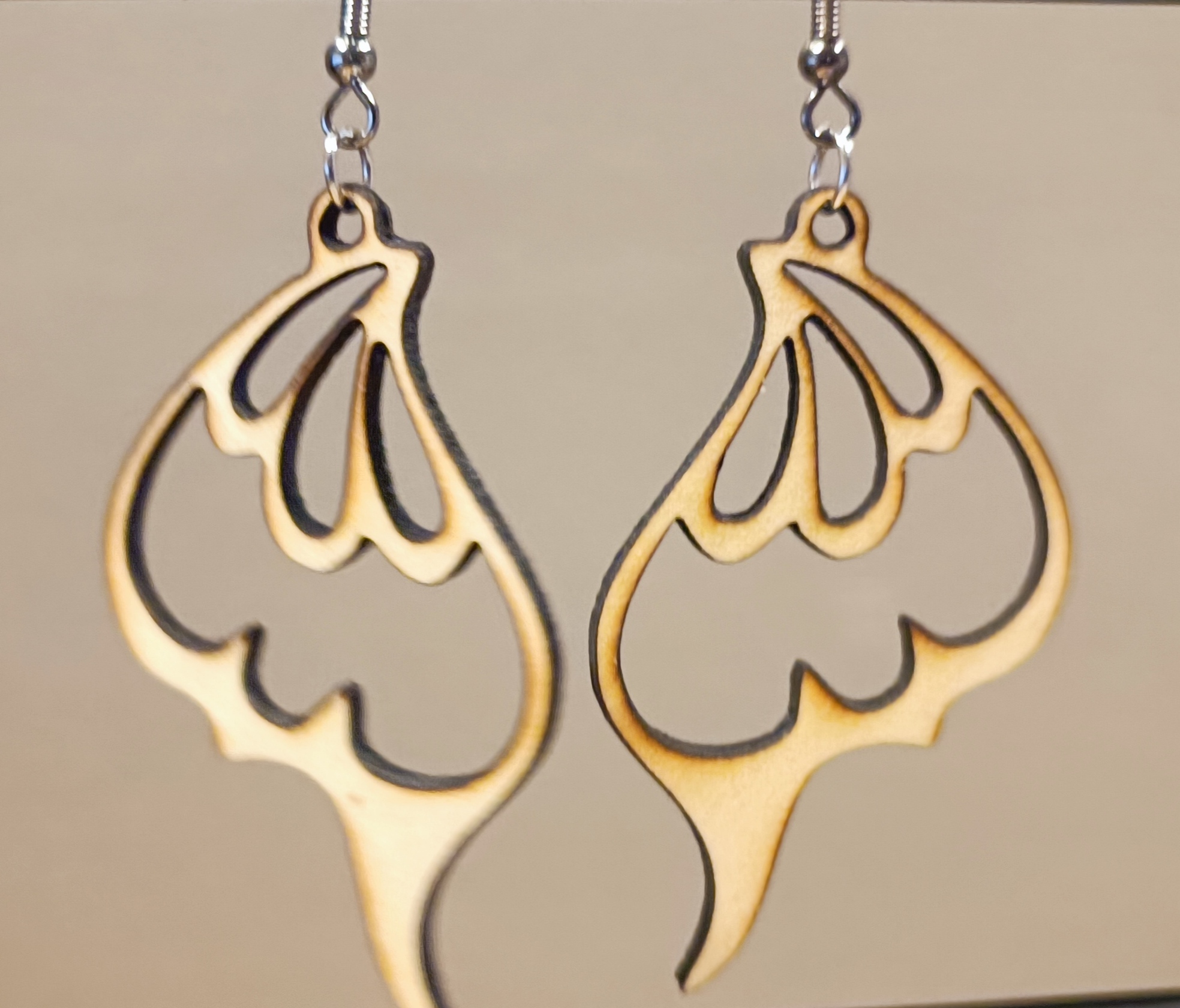 Boucles d'oreilles en bois découpé