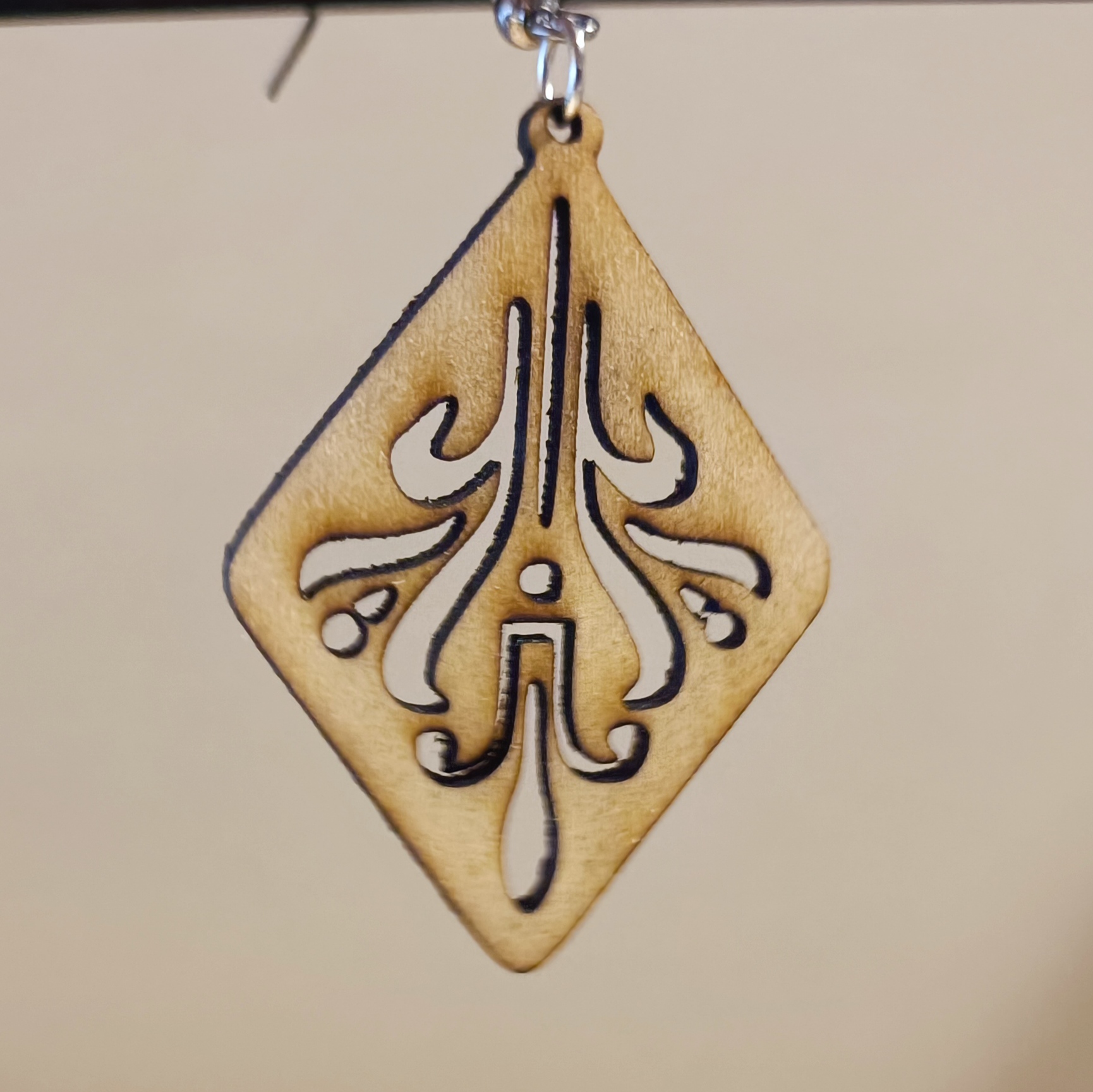 Boucle d'oreille en bois gravé