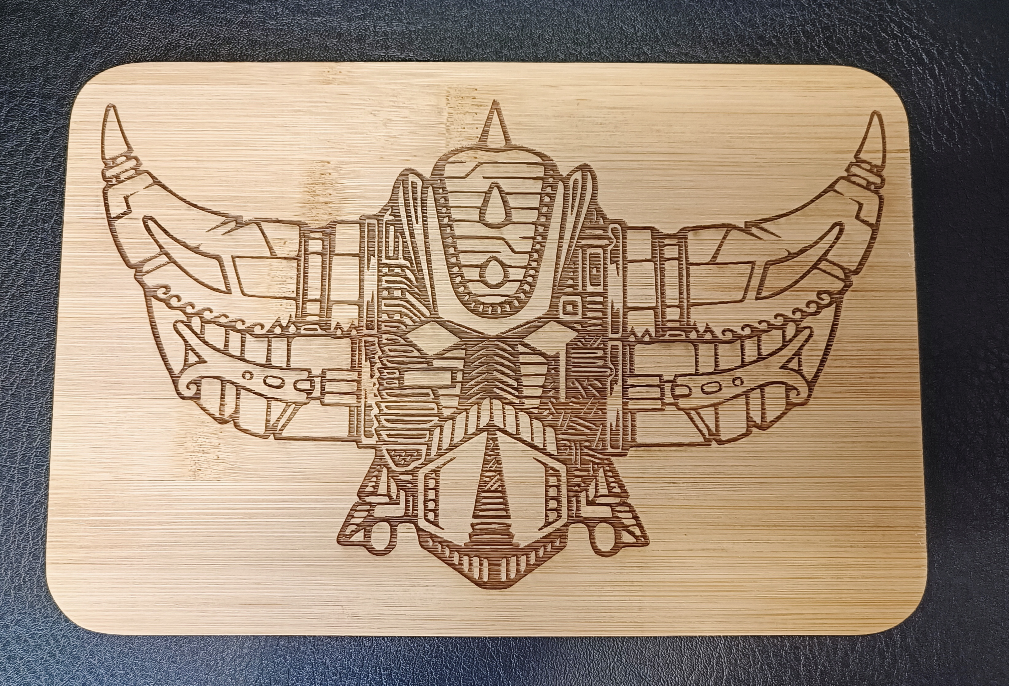 planche à découper en bois gravée