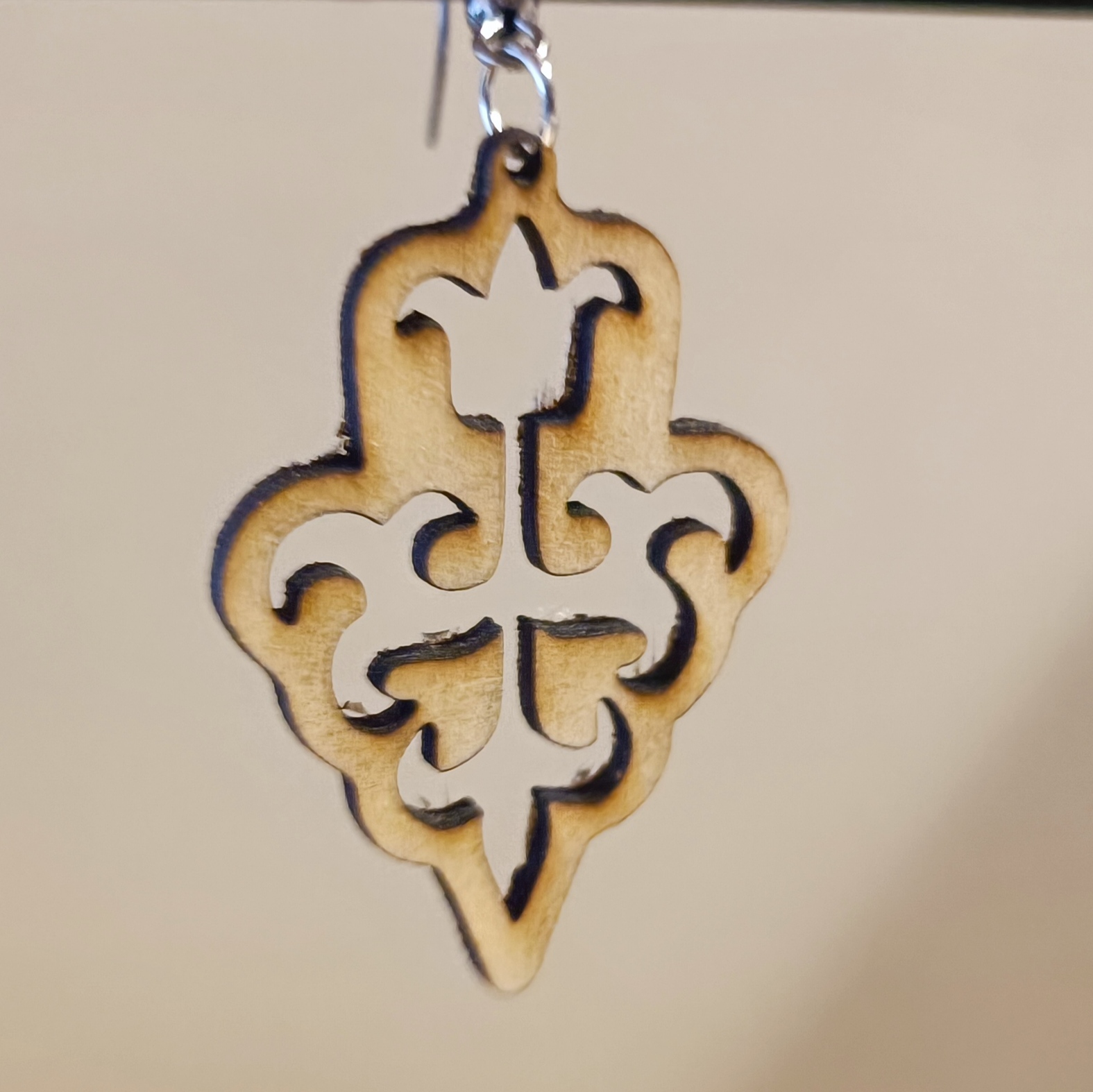 Boucle d’oreille en bois découpé