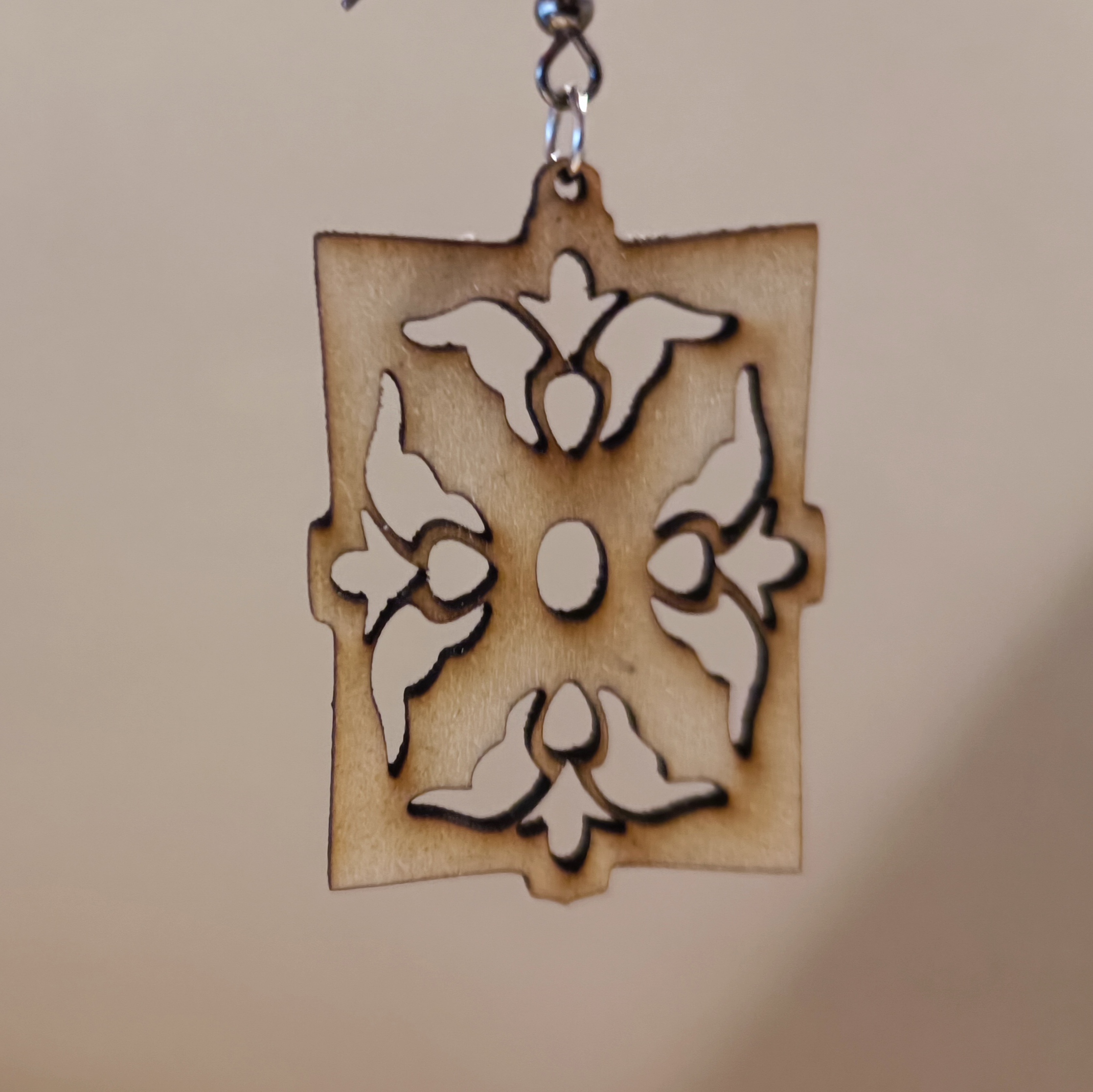 Boucle d'oreille en bois découpé