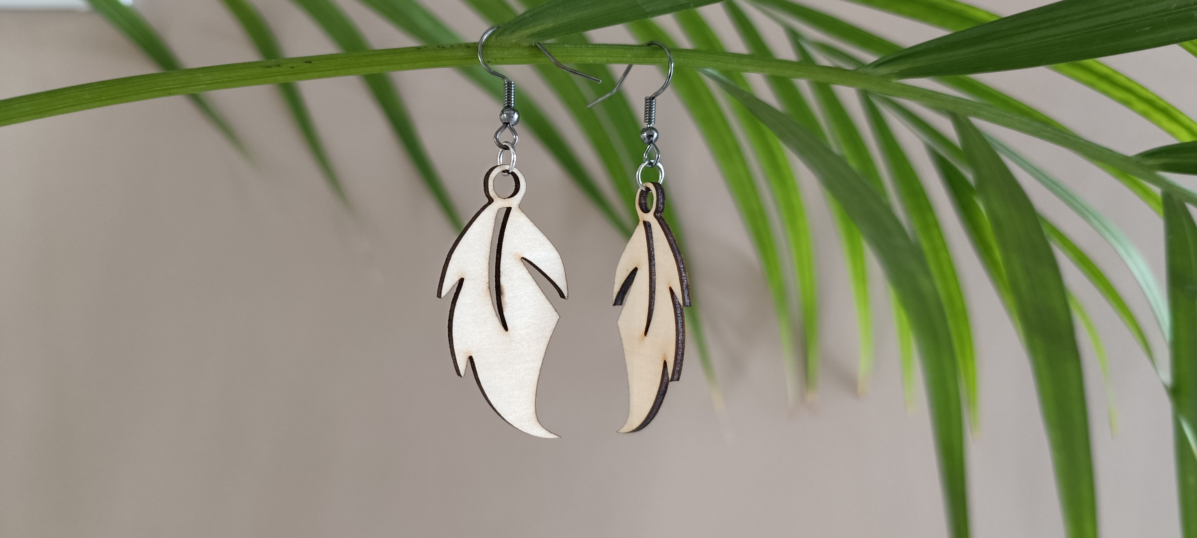 Boucles d'oreilles plume en bois