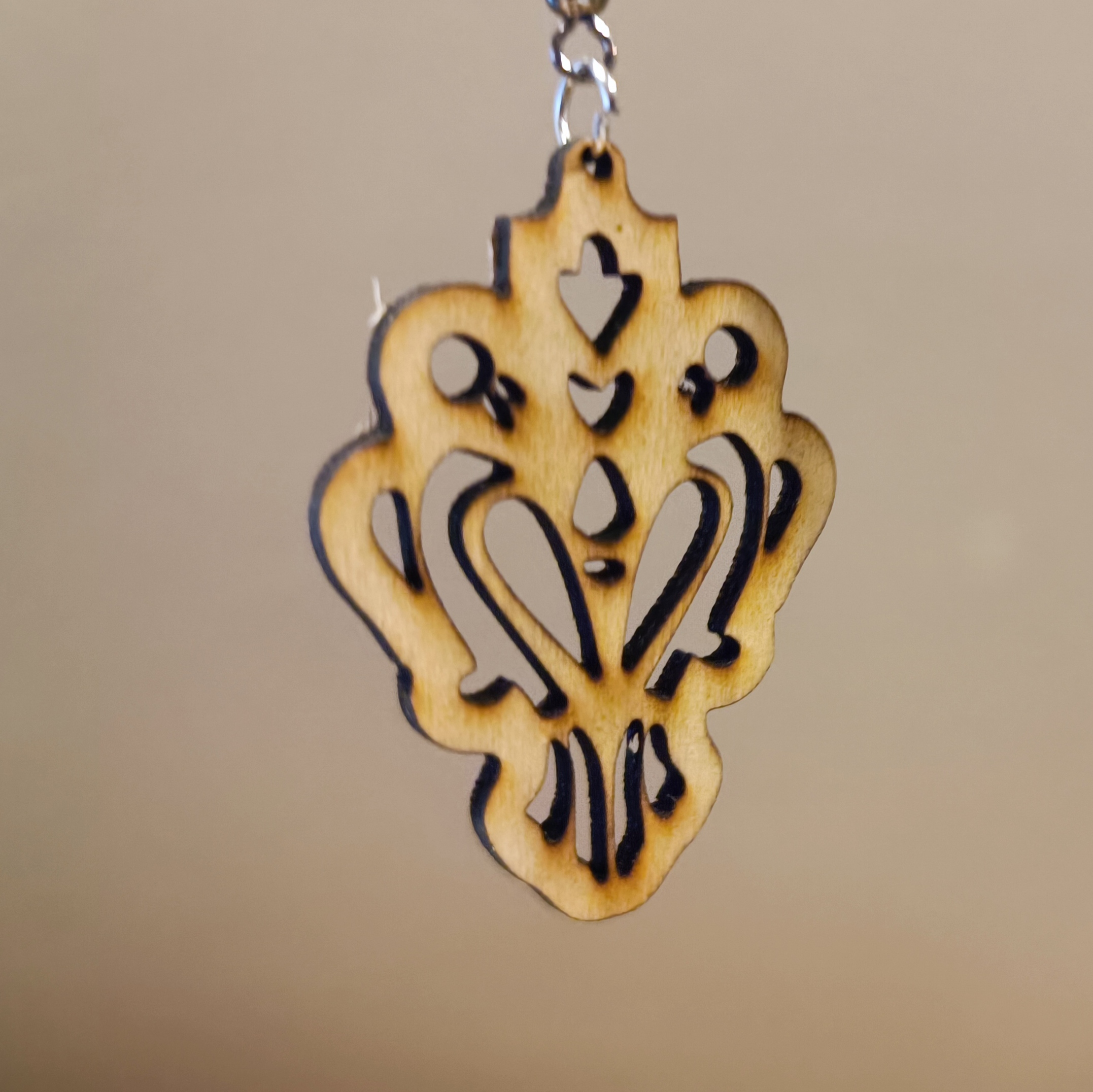 Boucle d'oreille en bois découpé