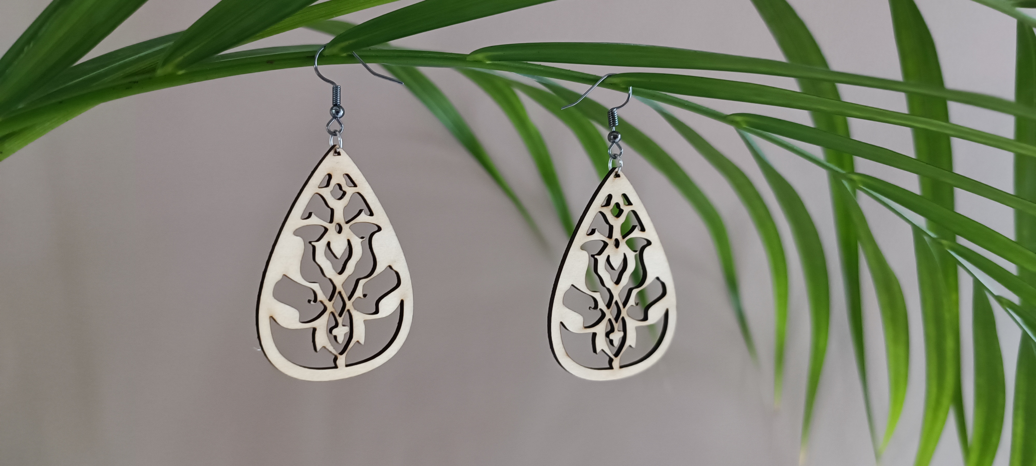 Boucles d'oreilles en bois découpé