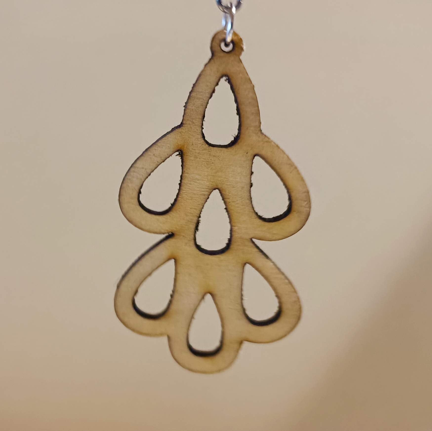 Boucle d'oreille en bois découpé