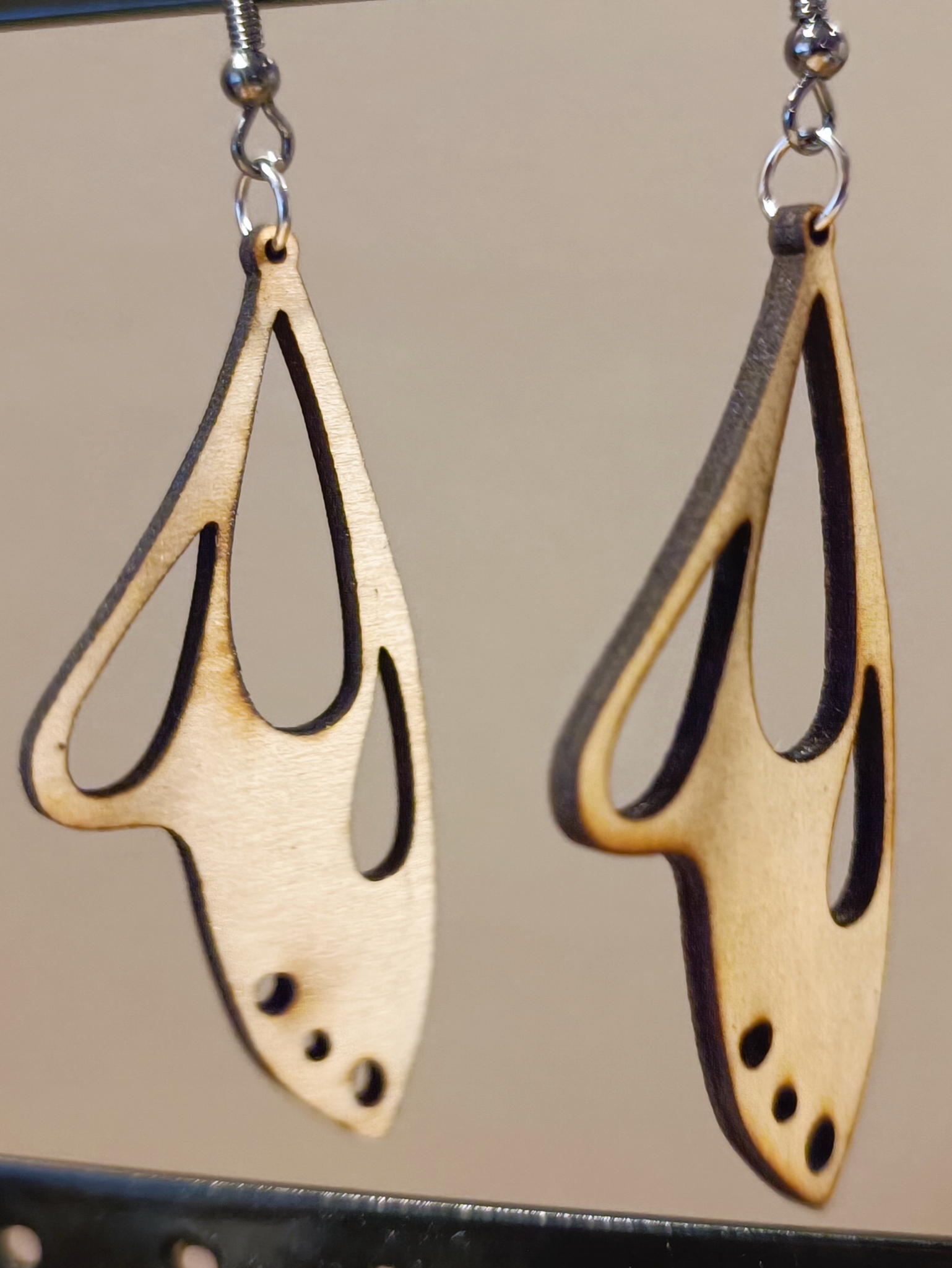 Boucles d'oreilles en bois découpé
