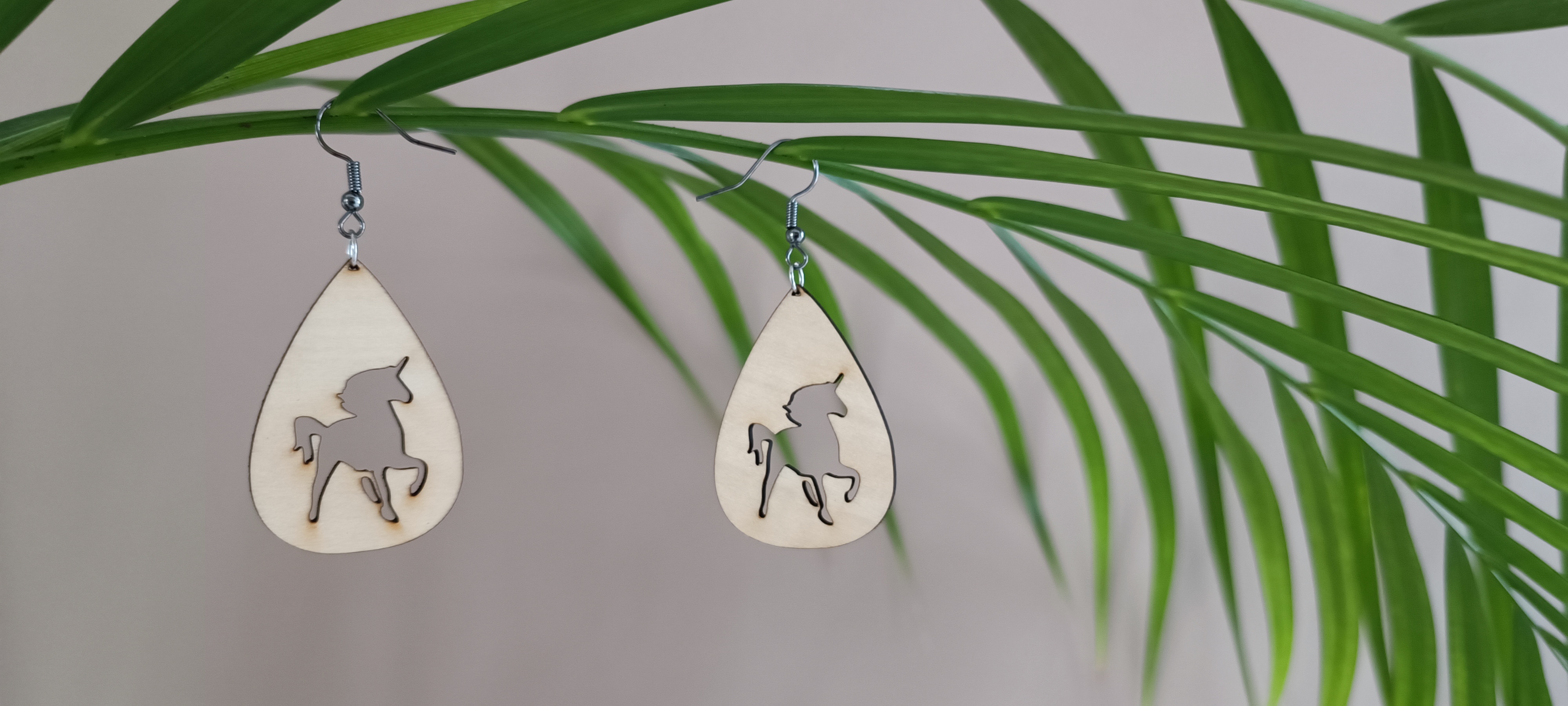 Boucles d’oreilles en bois avec motif cheval ou licorne