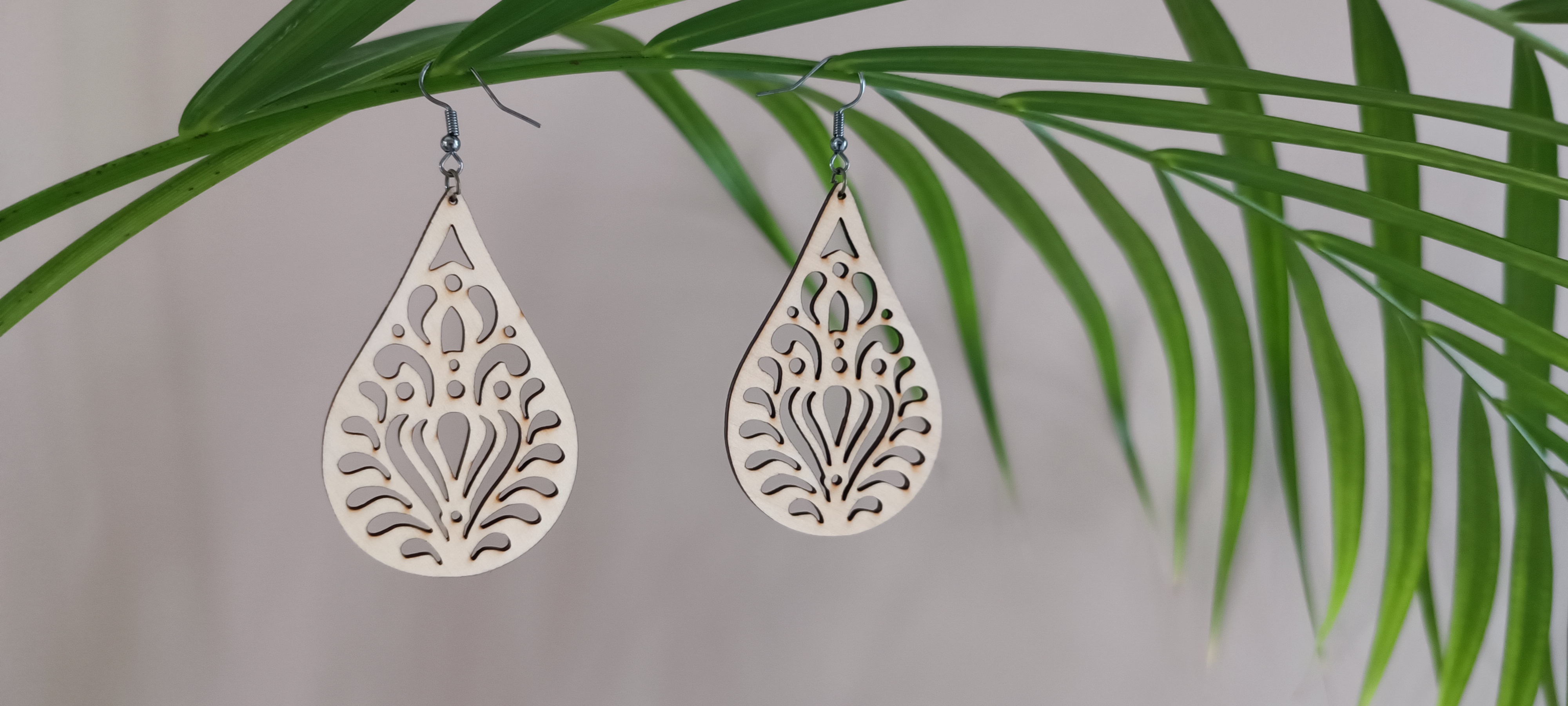 Boucles d’oreilles en bois découpé