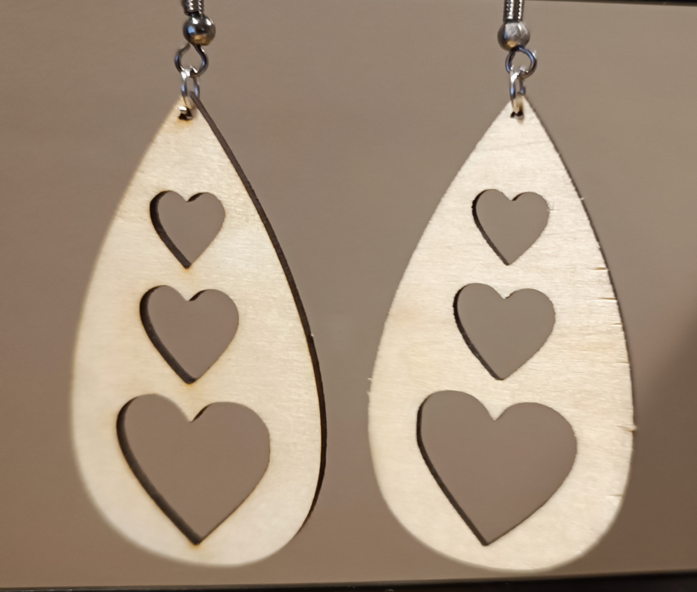 Boucles d'oreilles en bois avec motif de cœur