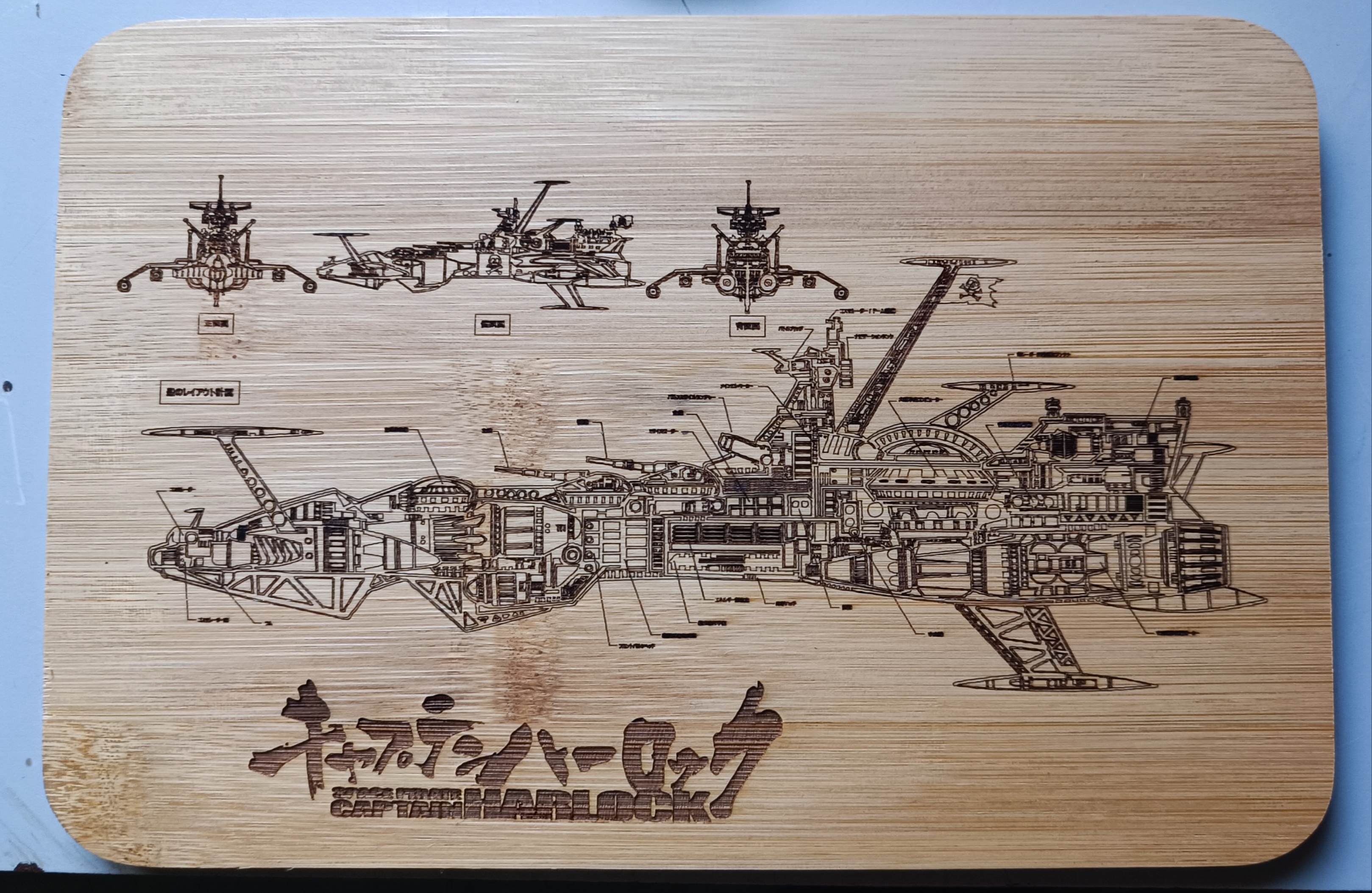 Planche à découper en bambou dessinée