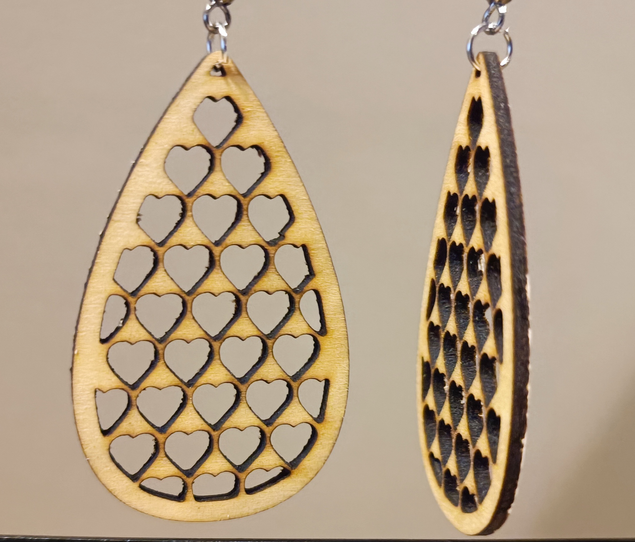 Boucles d'oreilles en bois découpé