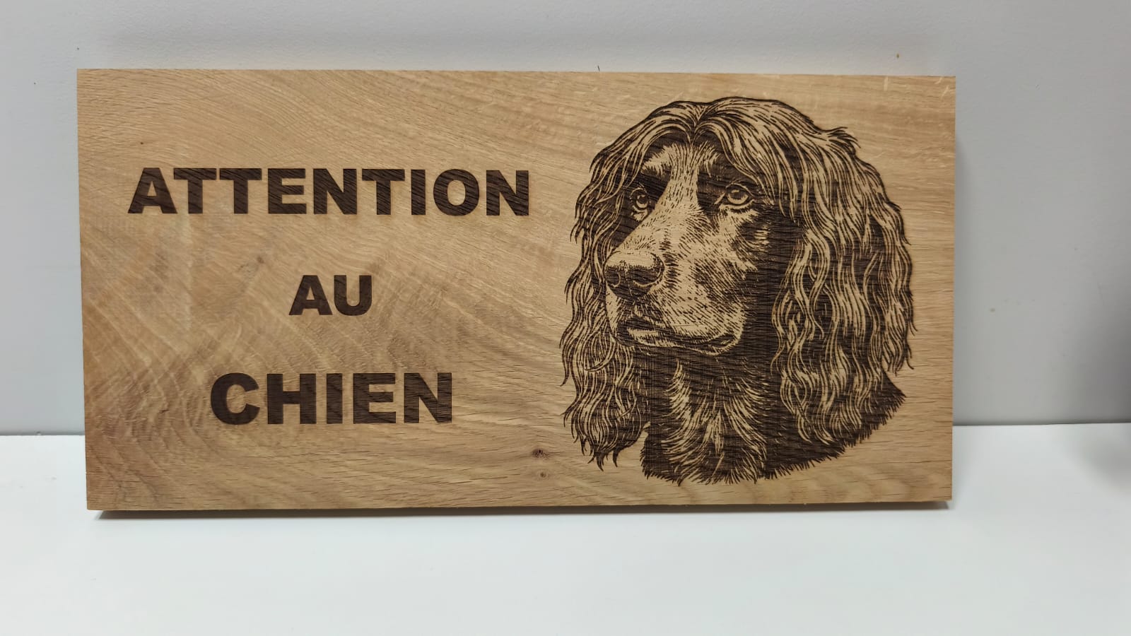 Panneau 'Attention au chien' en bois gravé personnalisé avec la race de votre chien