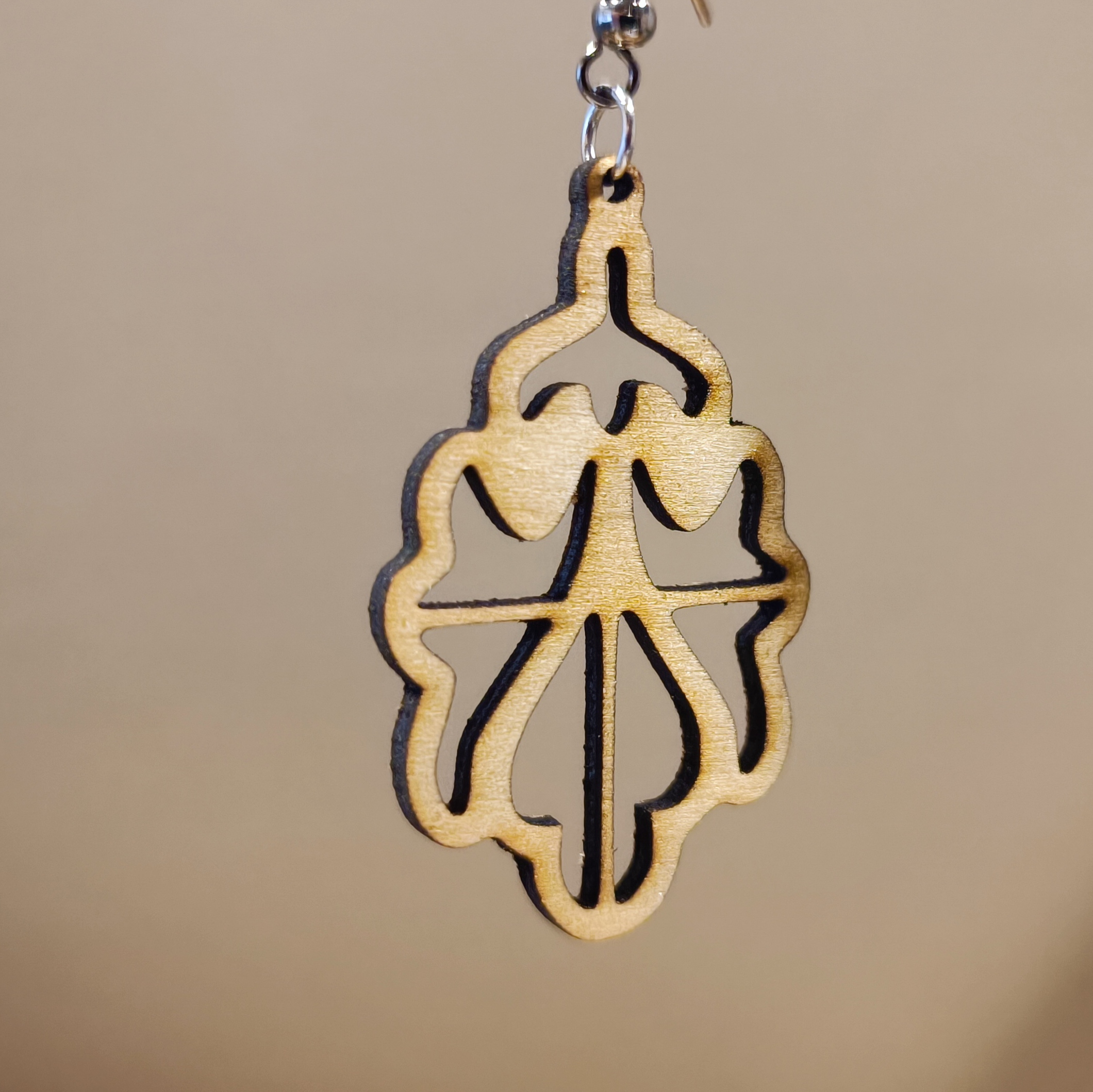 Boucle d’oreille en bois découpé