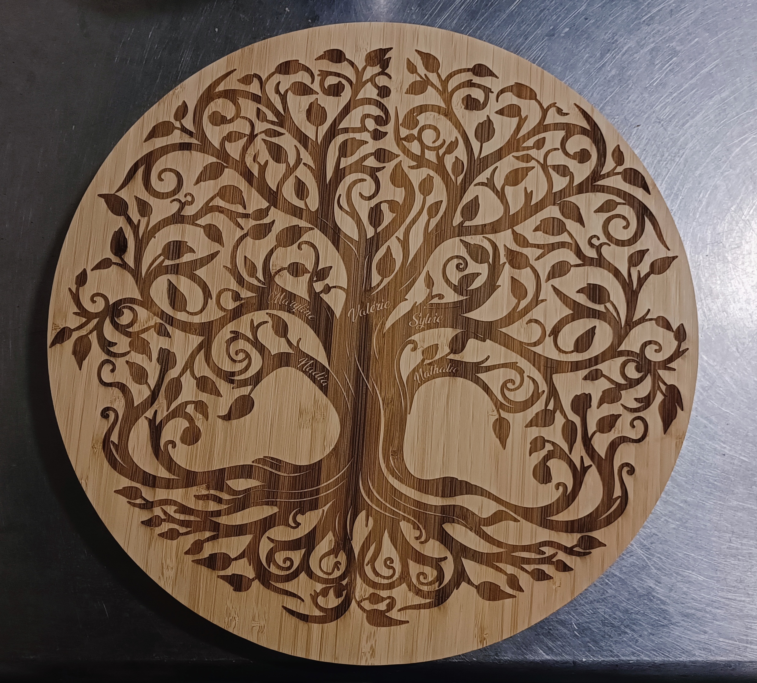 Plateau en bois gravé