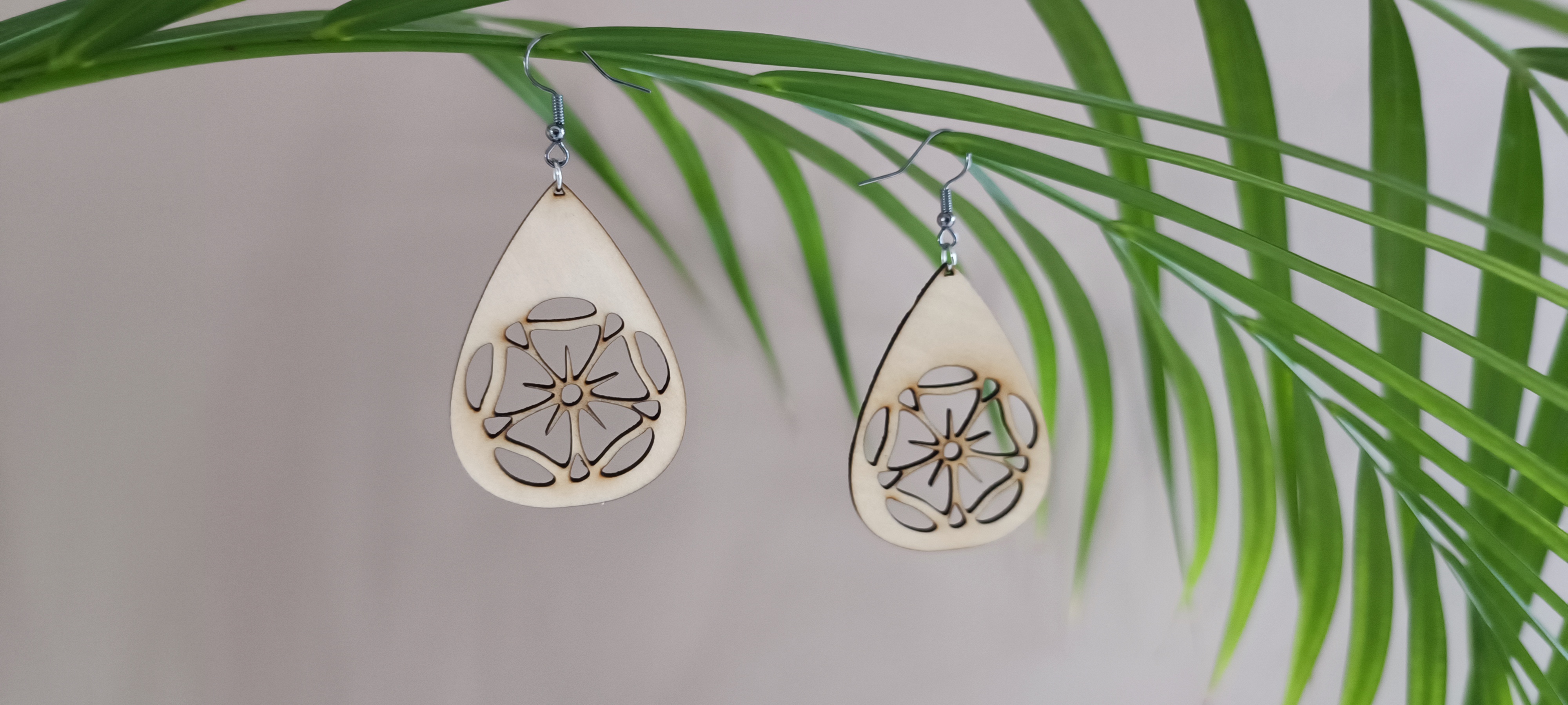 Boucles d'oreilles en bois découpé