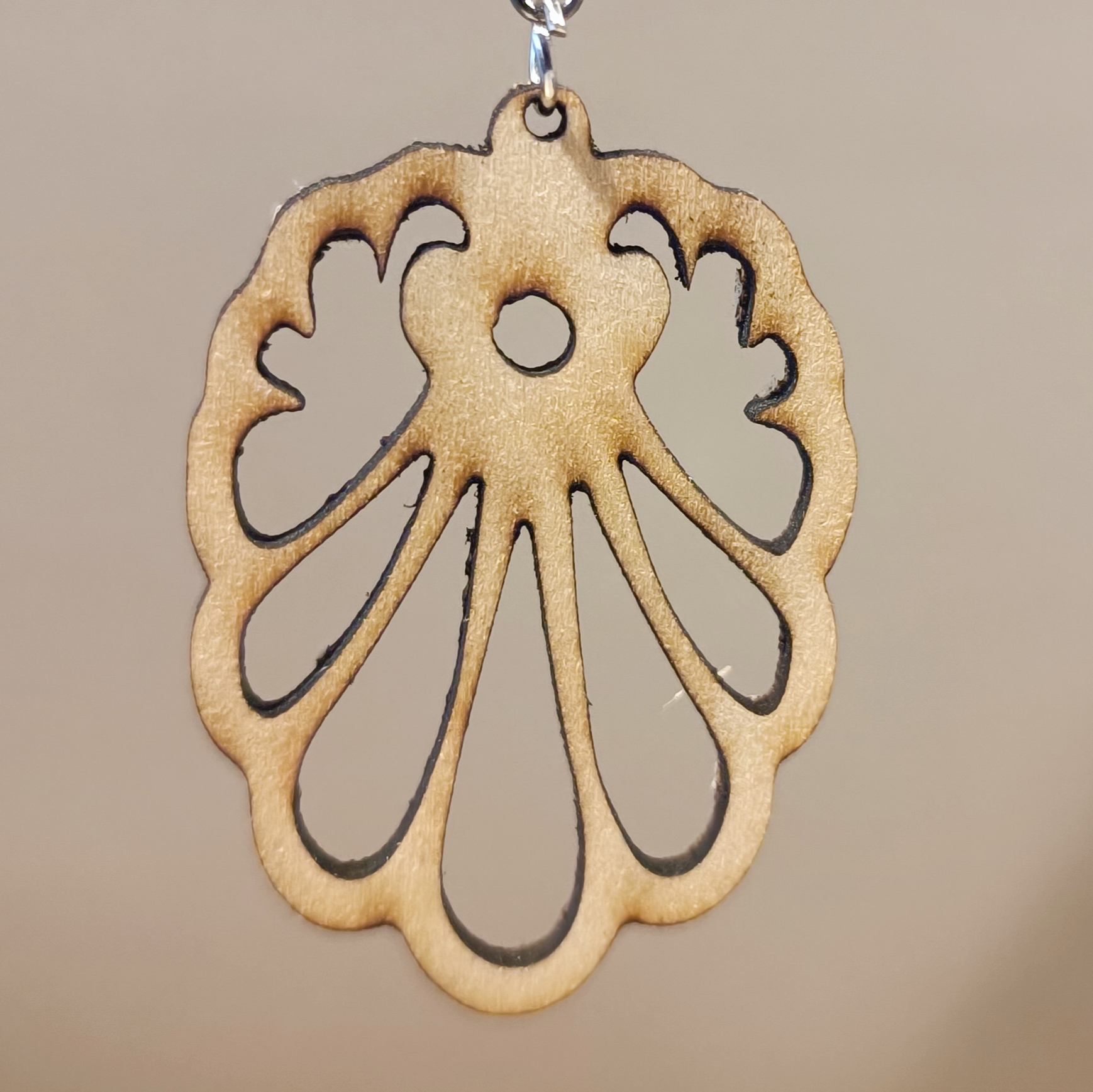 Boucle d'oreille coquille Saint-Jacques en bois