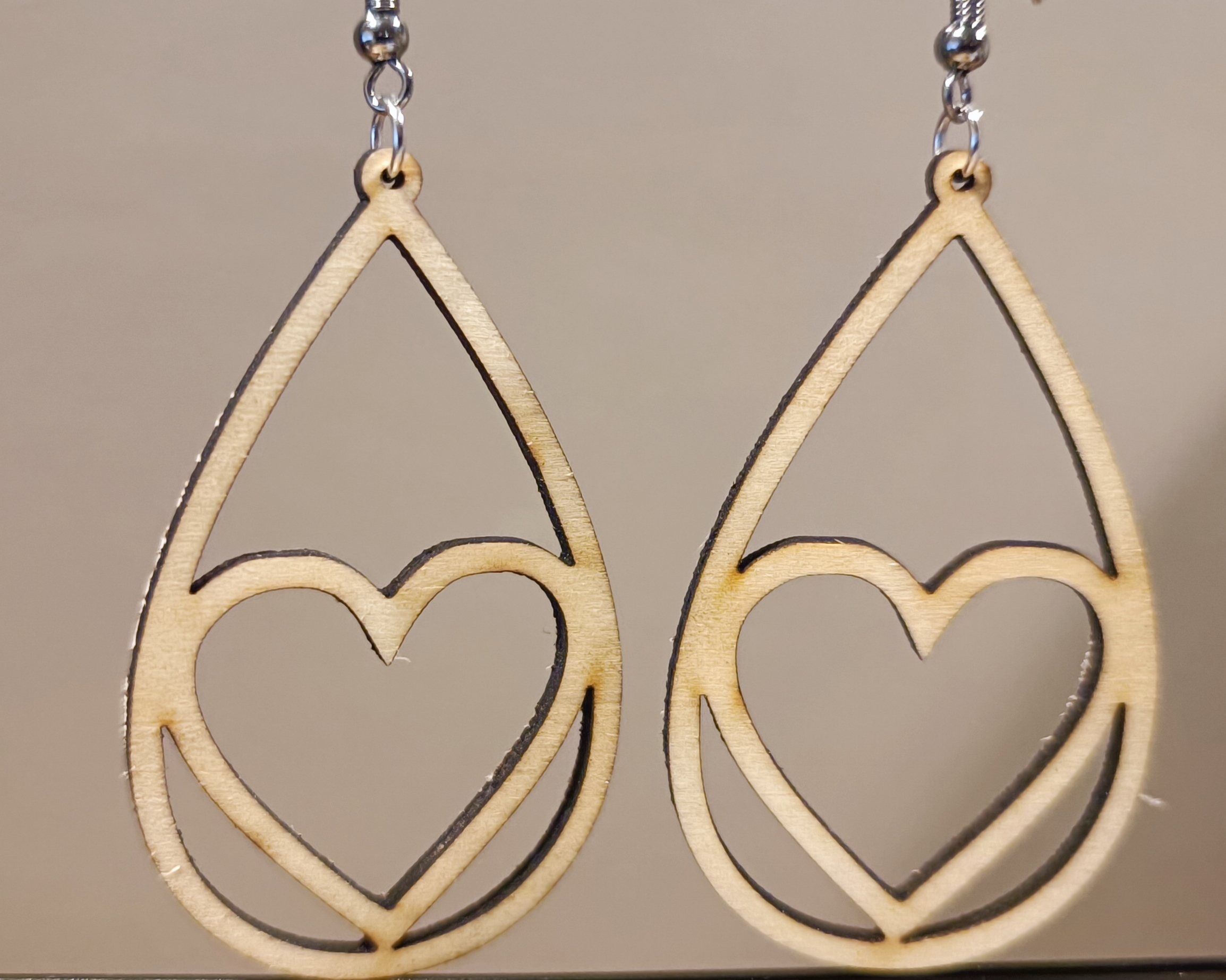 Boucles d'oreilles en bois avec motif cœur