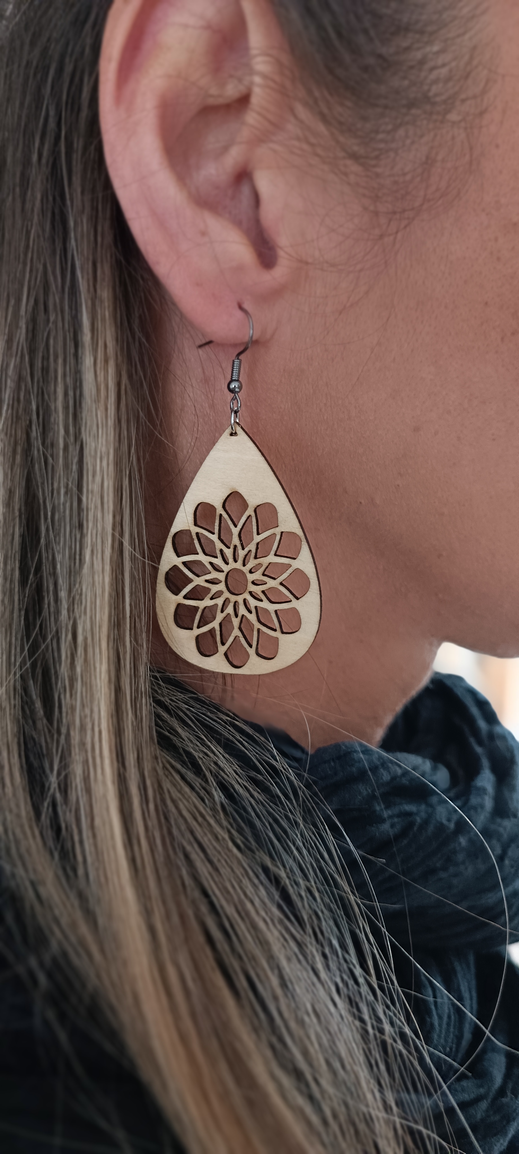 Boucles d'oreilles en bois découpé