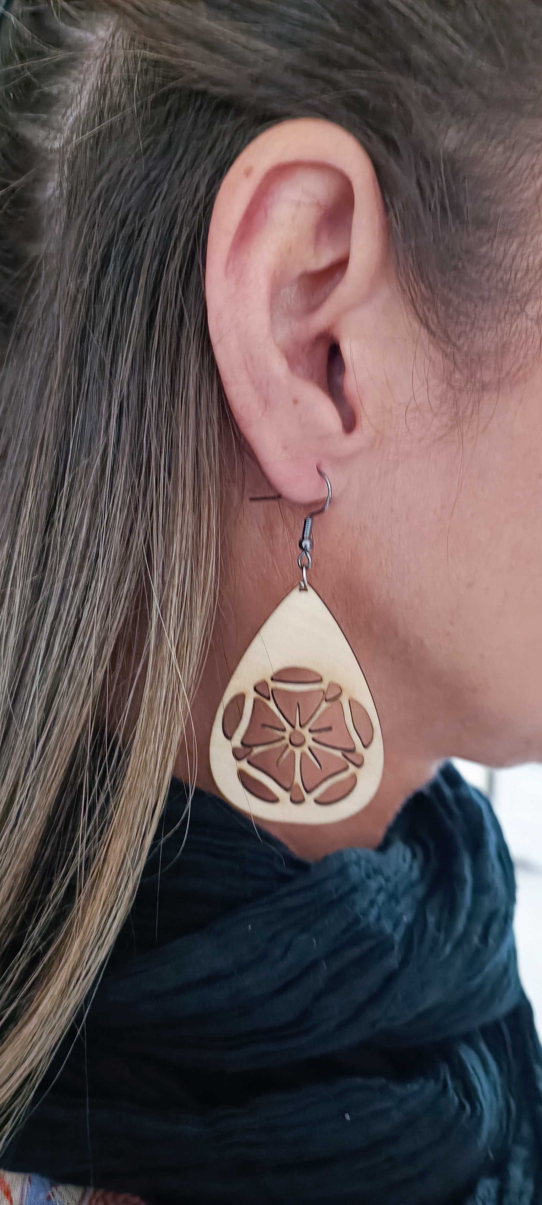 Boucles d'oreilles en bois découpé