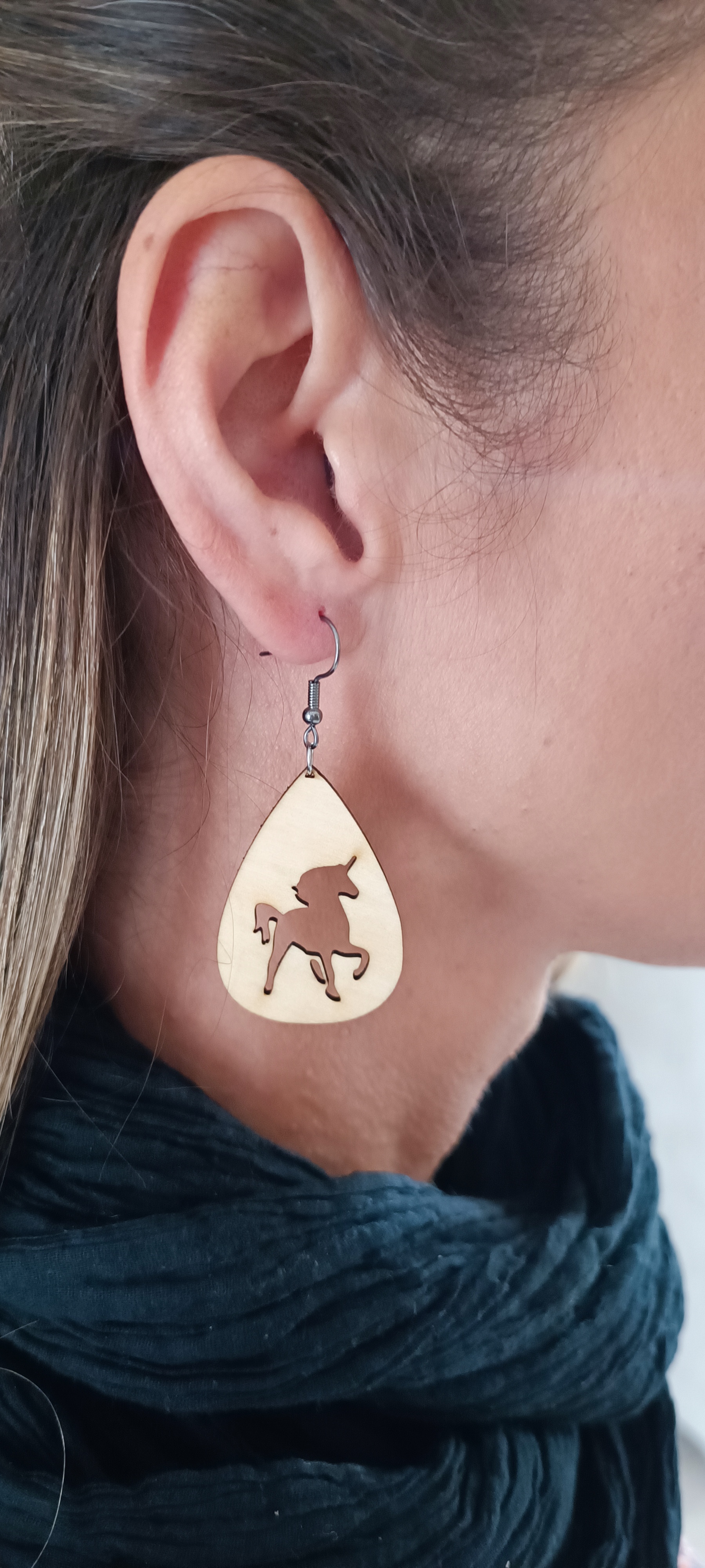 Boucles d’oreilles en bois avec motif cheval ou licorne