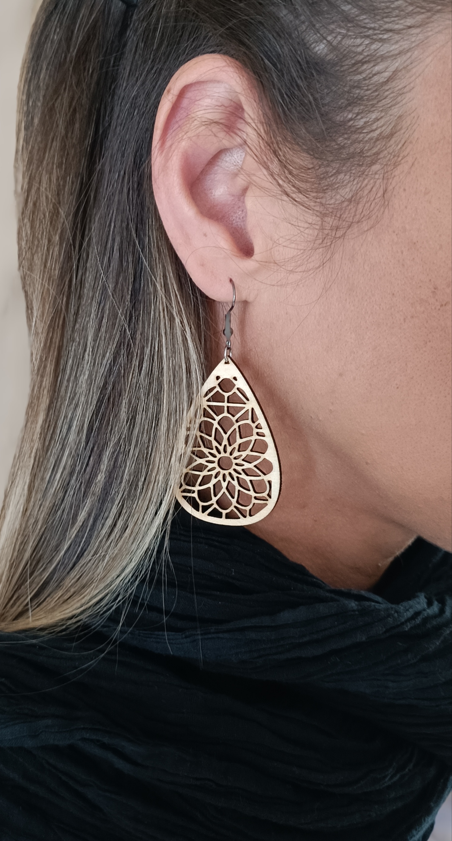 Boucles d'oreilles en bois découpé
