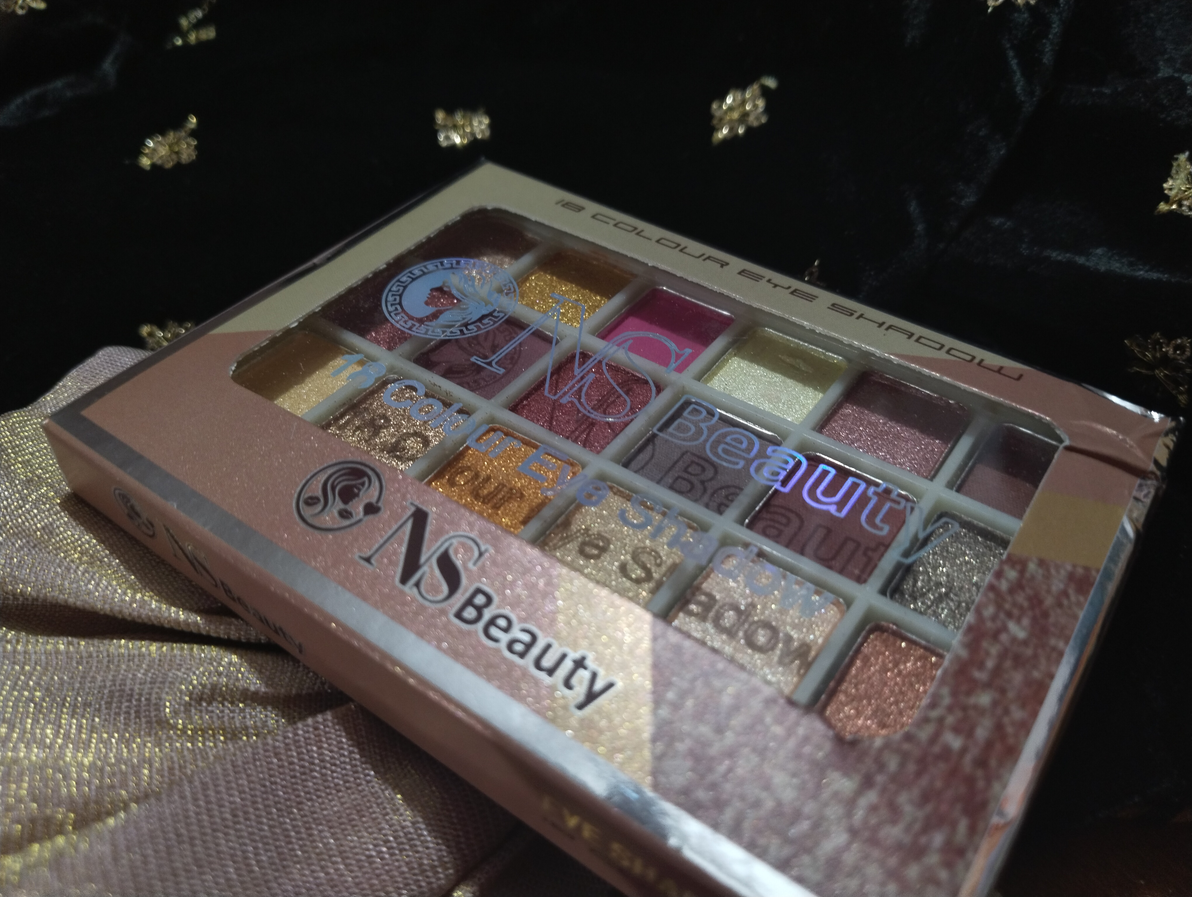 NS Beauty Eyeshadow Palette with smooth brush